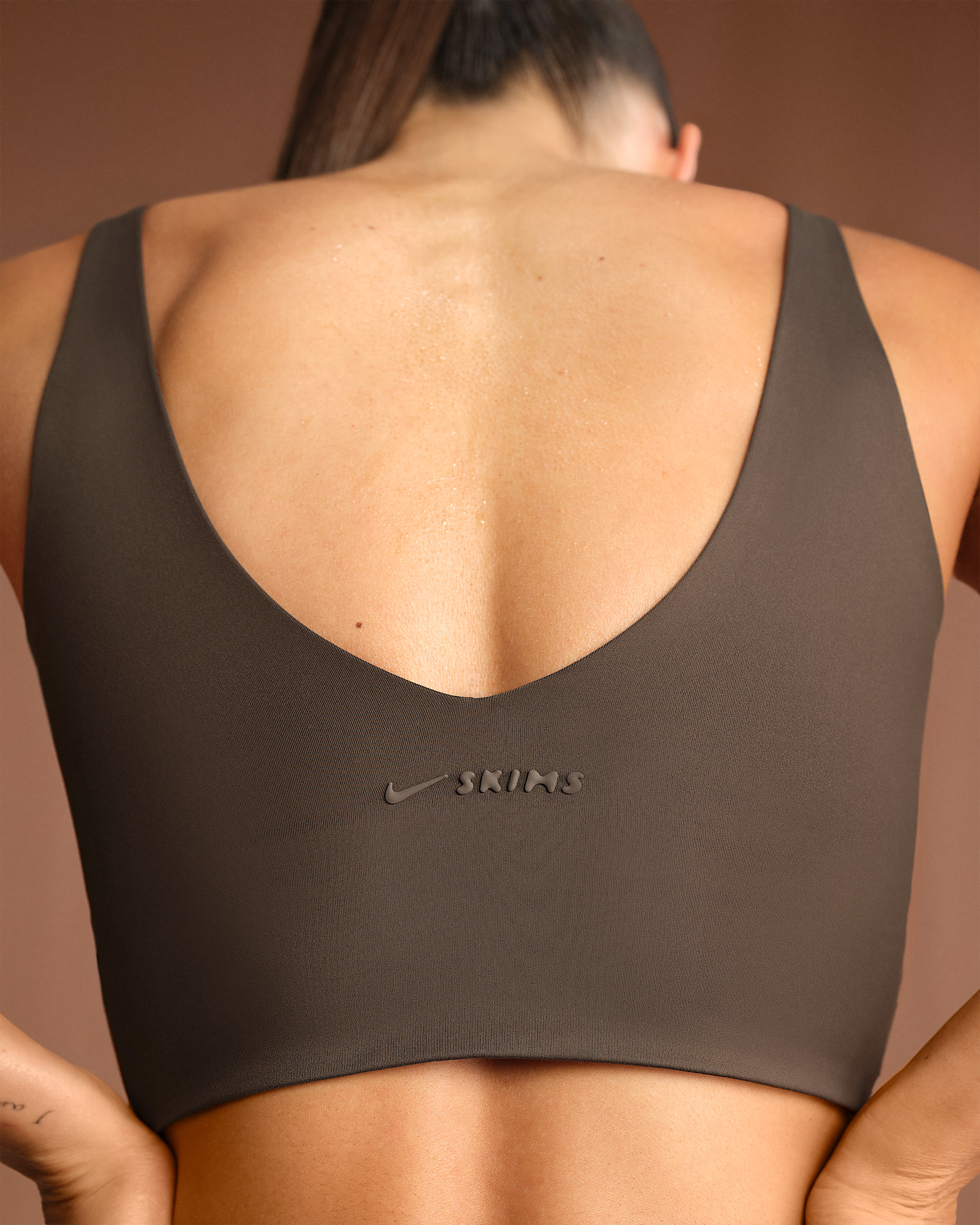 NikeSKIMS Matte Women's V-Neck Long-Line Bra - 6