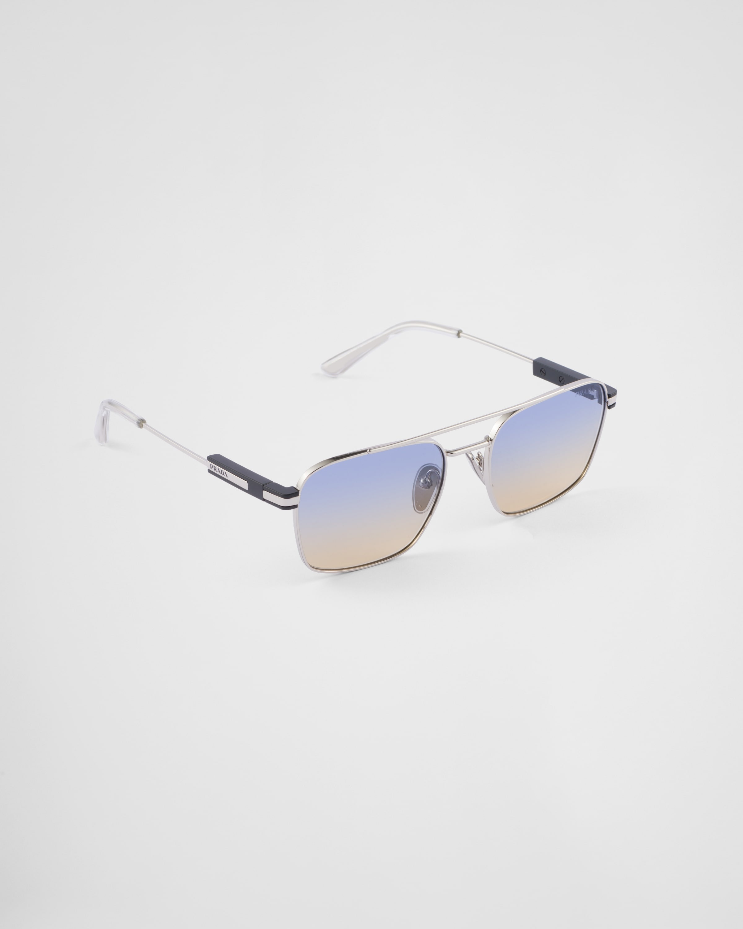Sunglasses with iconic metal plaque - 3
