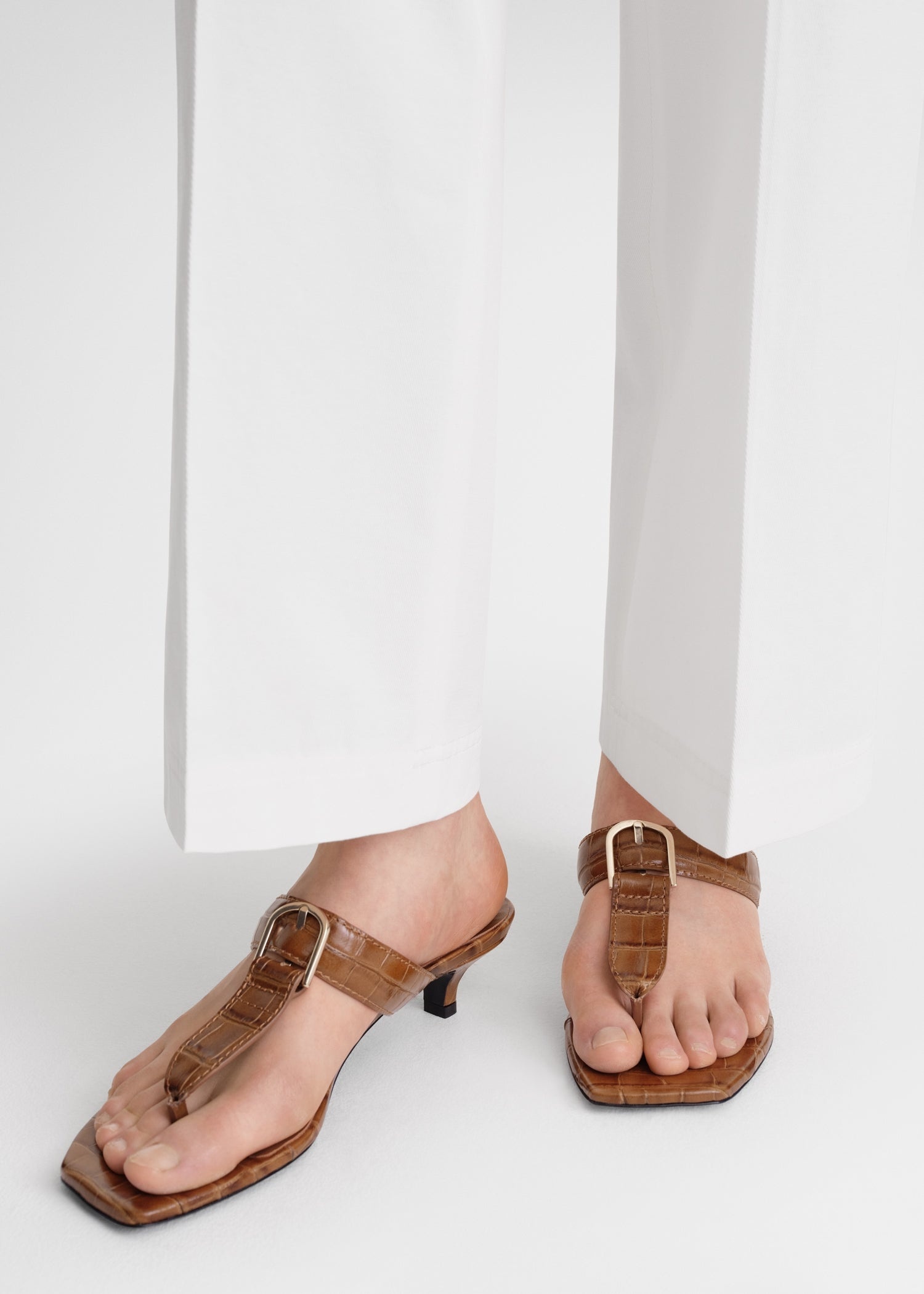 Totême The Belted Croco Flip-Flop Heel camel | REVERSIBLE