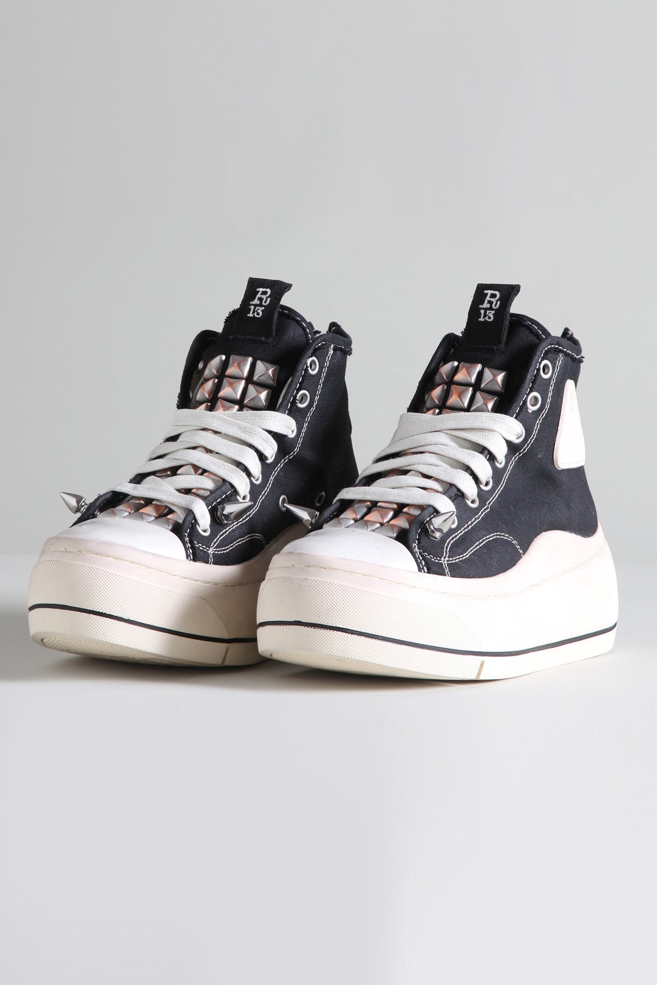 PYRAMID STUDDED KURT - BLACK - 1