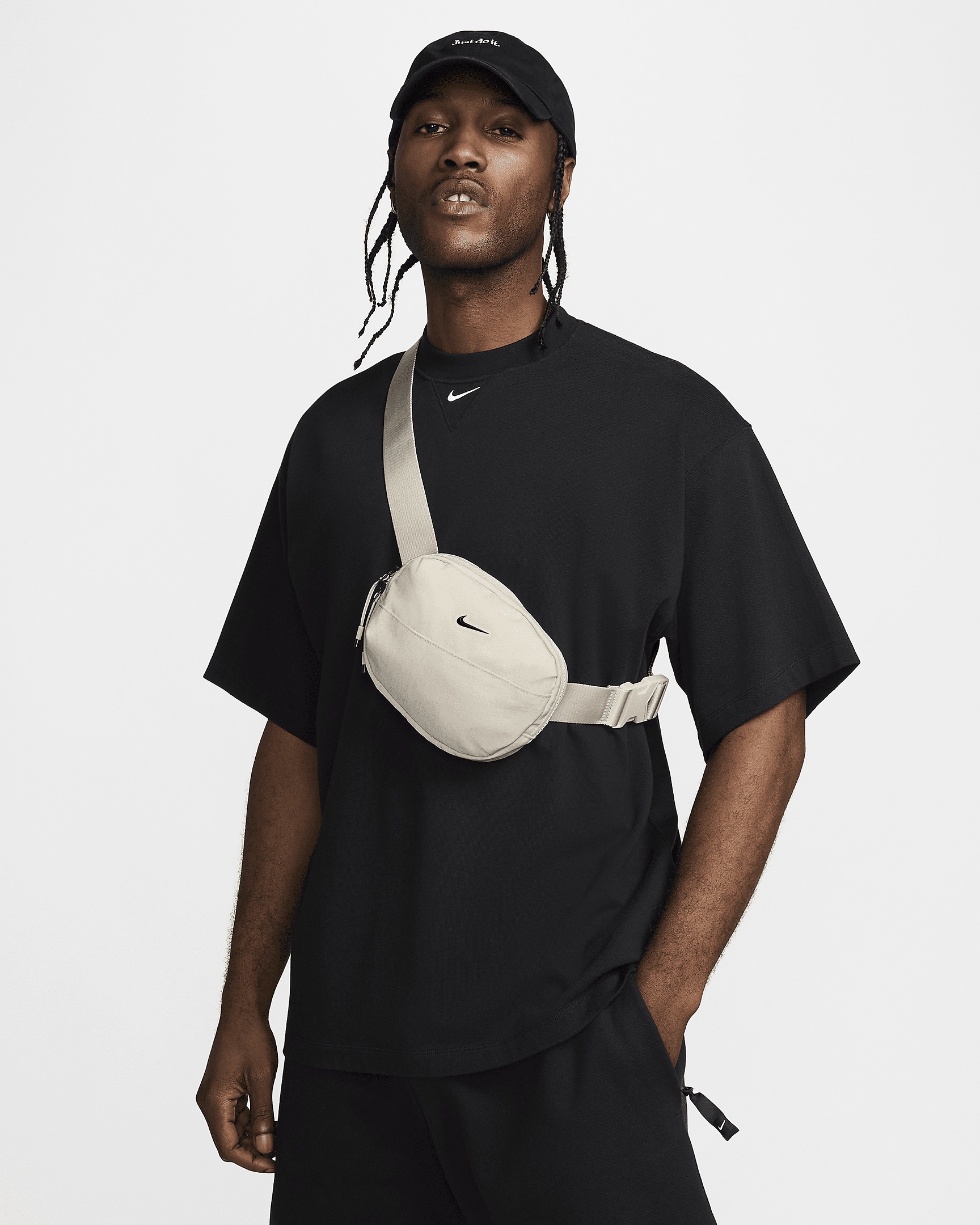 【Nike】Aura Crossbody Bag (2 L) - Black: Gun l Nike Aura Crossbody Bag (2L) | JD Sports