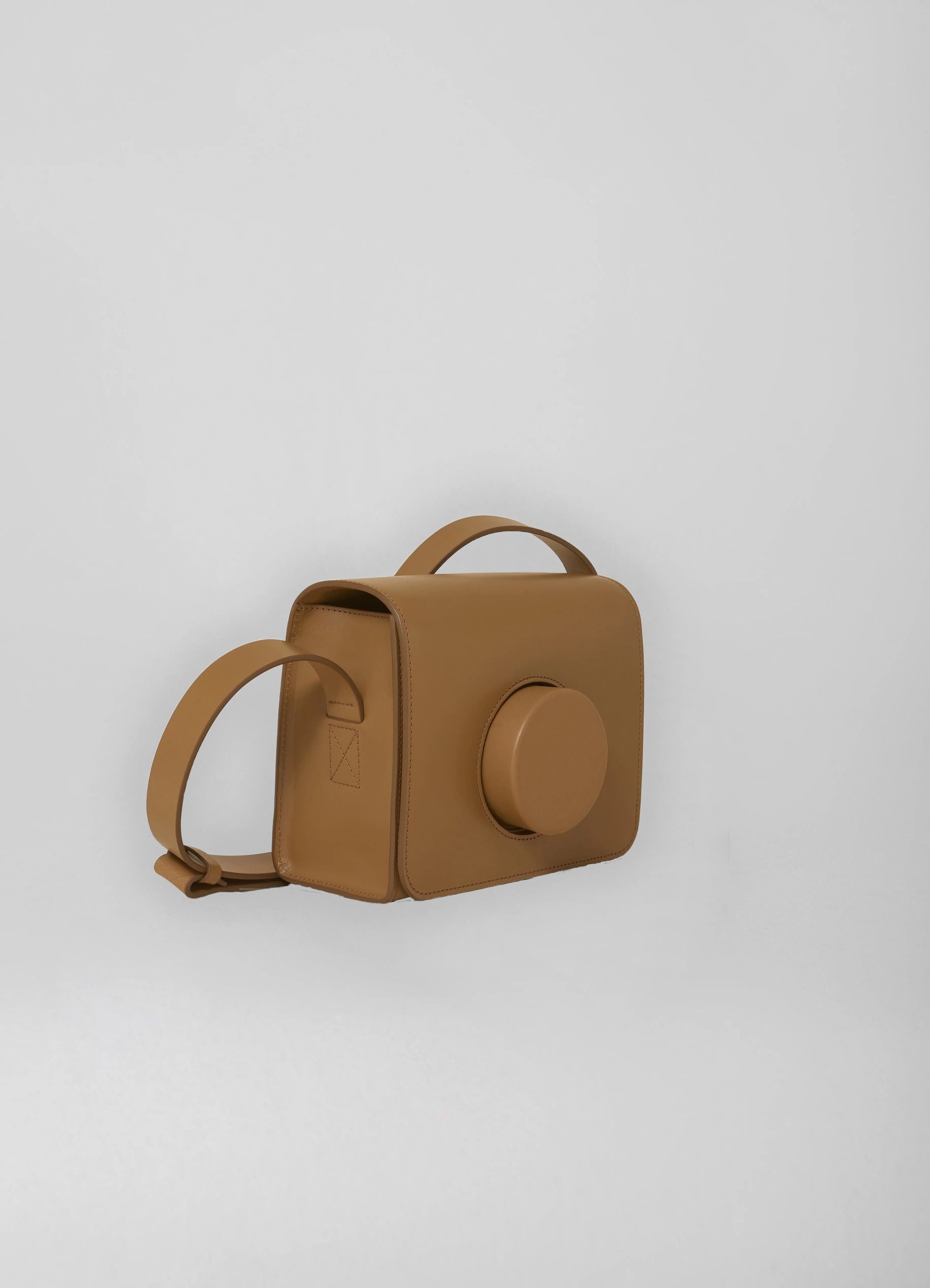 CAMERA BAG / ONLINE EXCLUSIVE
VEGETABLE-TANNED LEATHER - 2