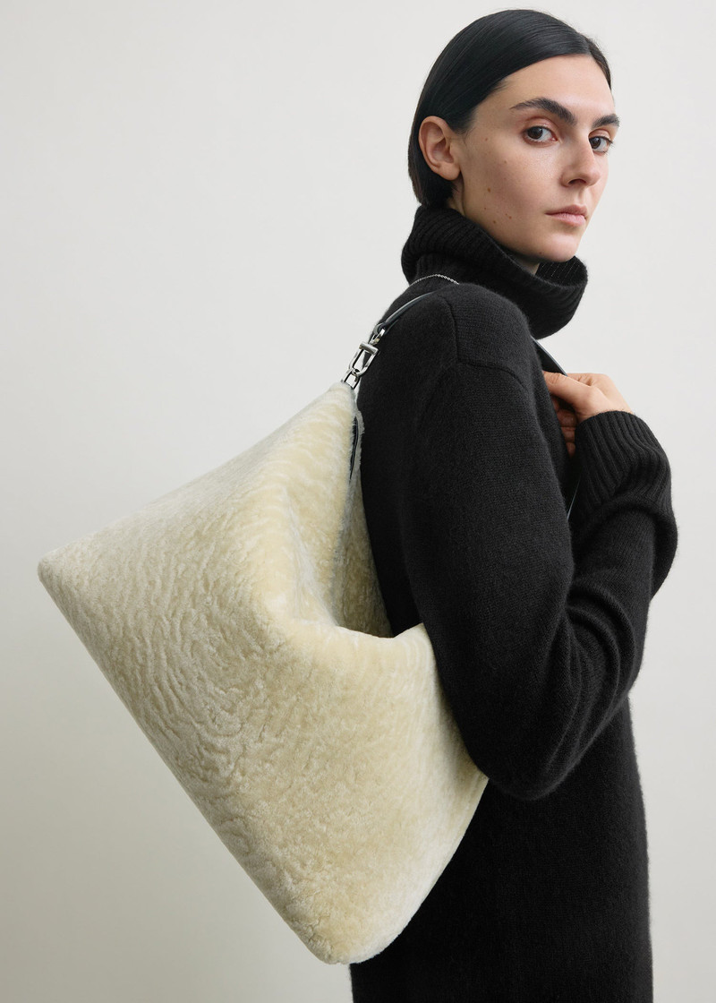 TOTEME Medium Bevel shearling bag beige outlook