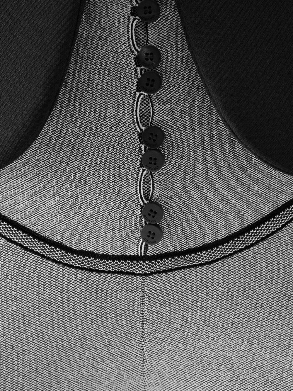 button-detailed cropped trousers - 5