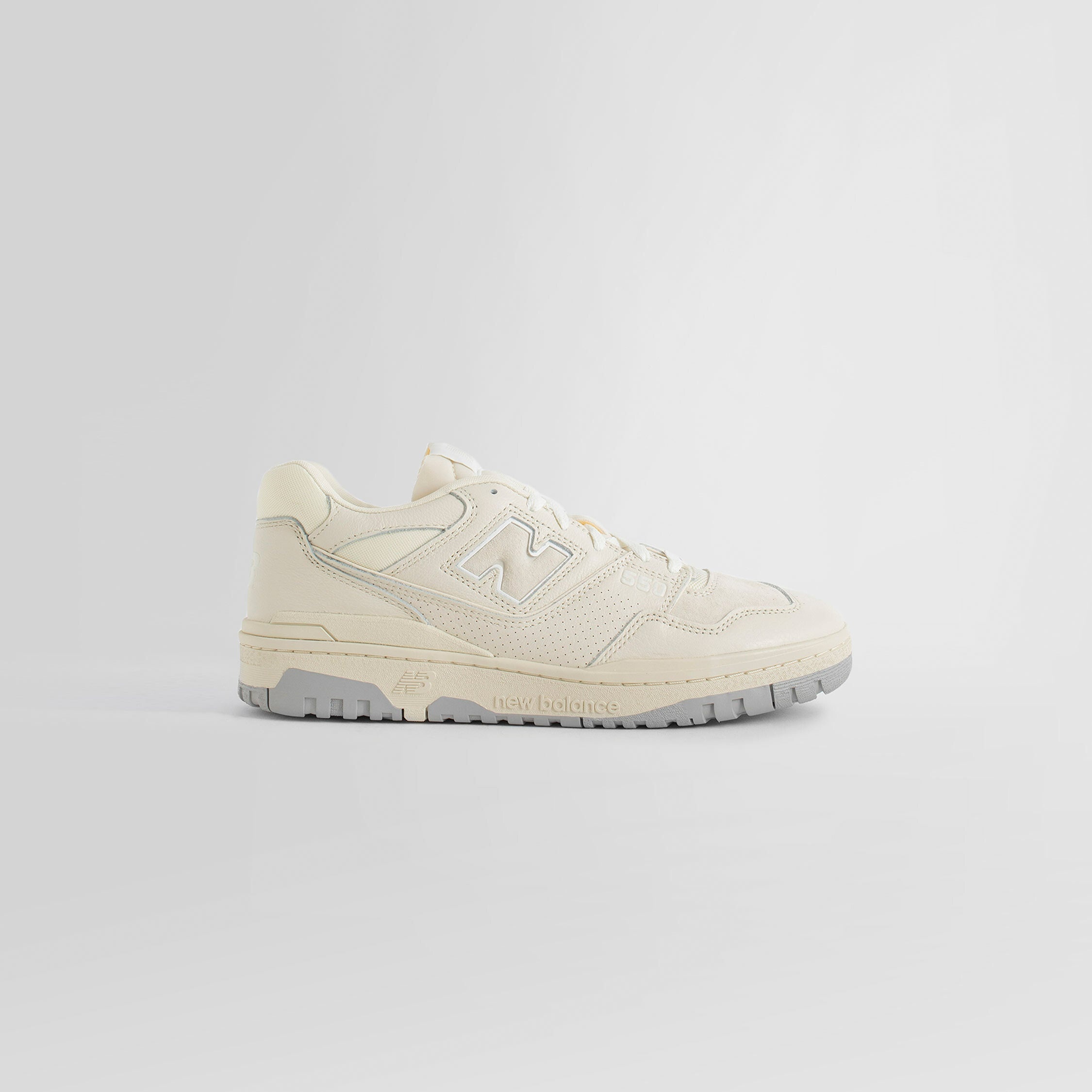 NEW BALANCE UNISEX WHITE SNEAKERS - 7