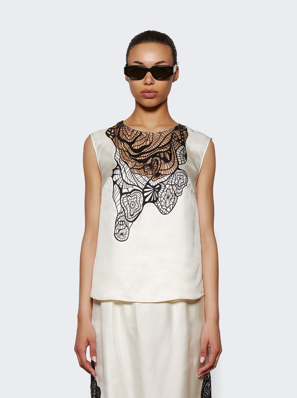 Pola Sleeveless Top With Lace Ivory And Black - 2