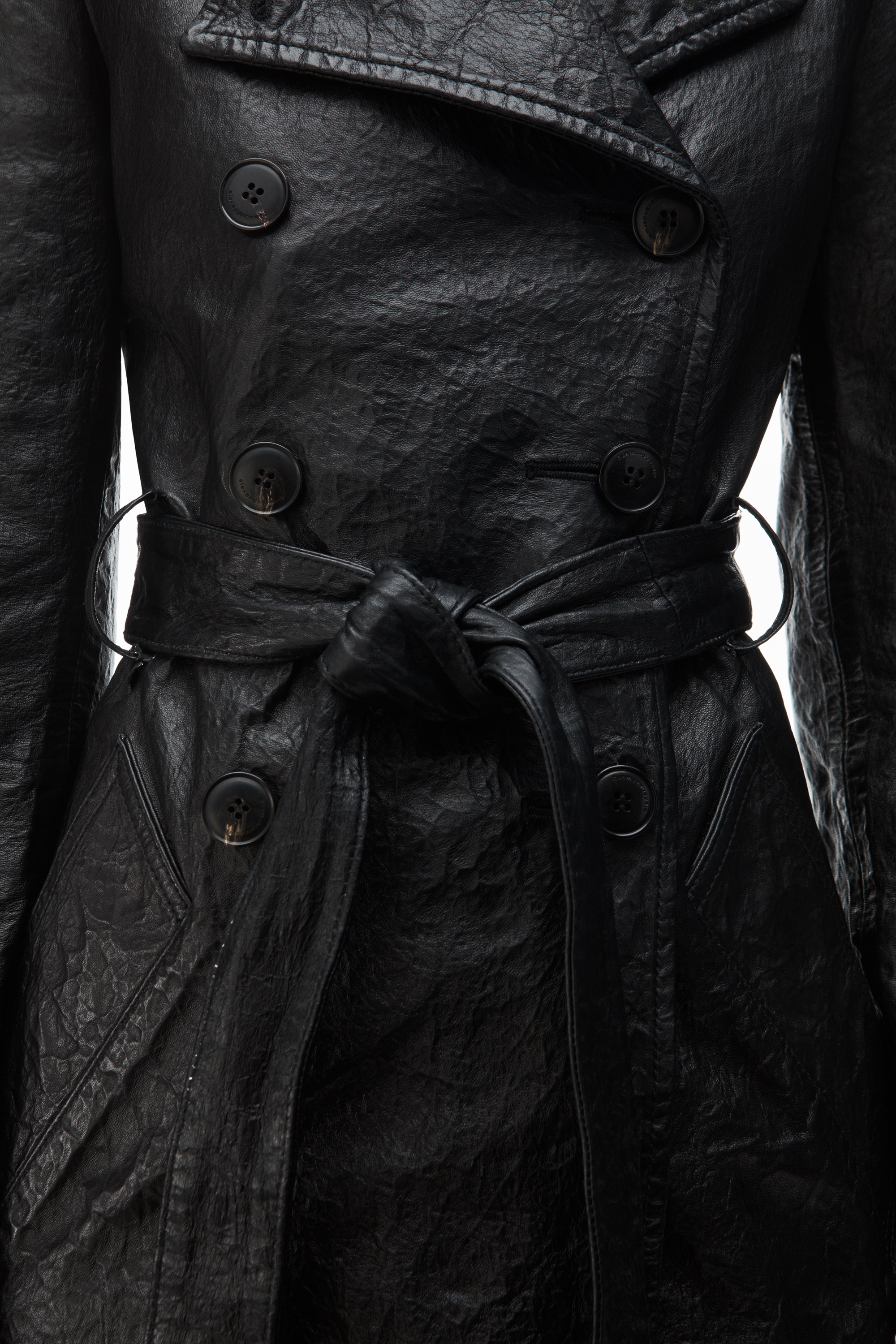 cropped trench coat in memory lambskin leather - 4