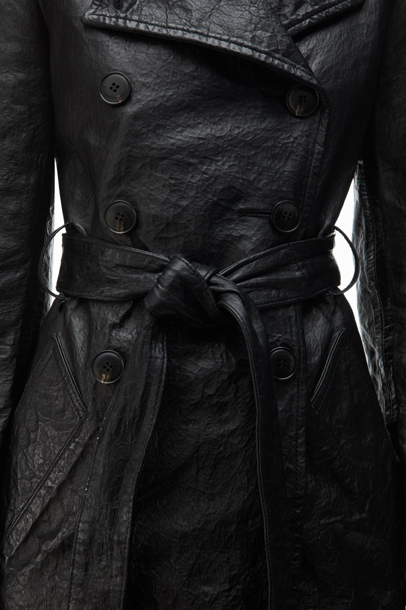 cropped trench coat in memory lambskin leather 4