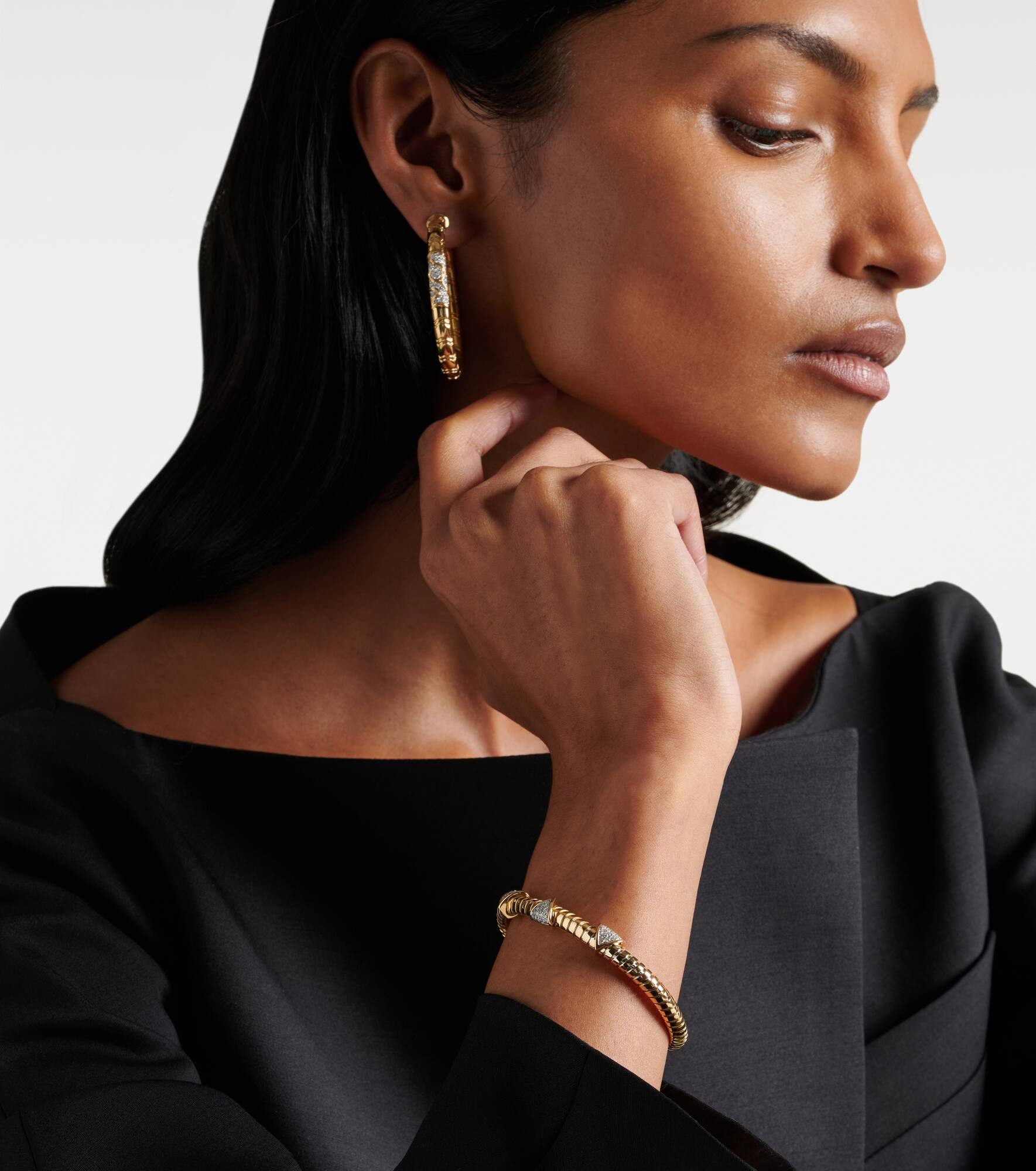 Trisolina 3 Station 18kt gold cuff bracelet with diamonds - 3