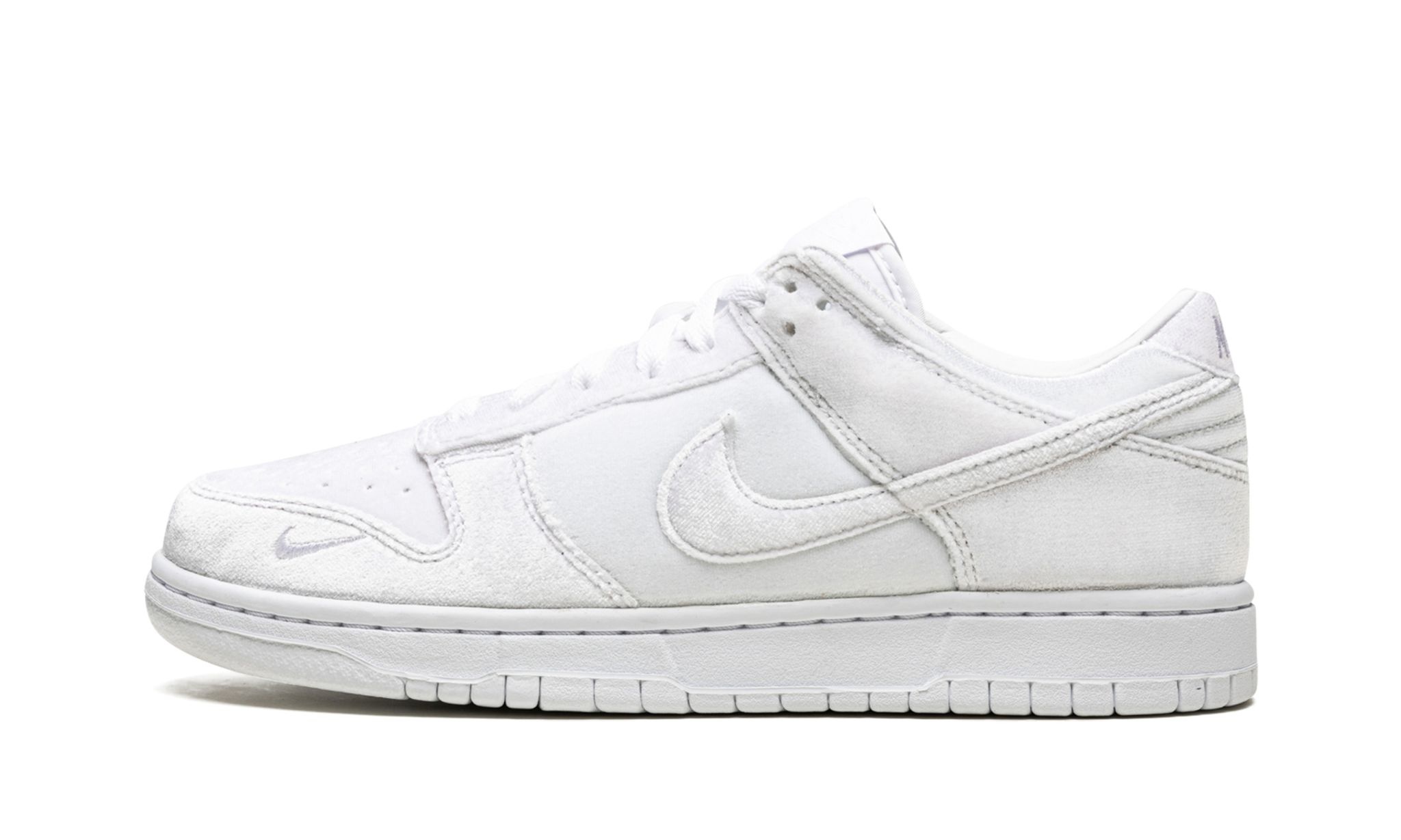 Dunk Low "Dove Street Market Triple White Velvet" - 1