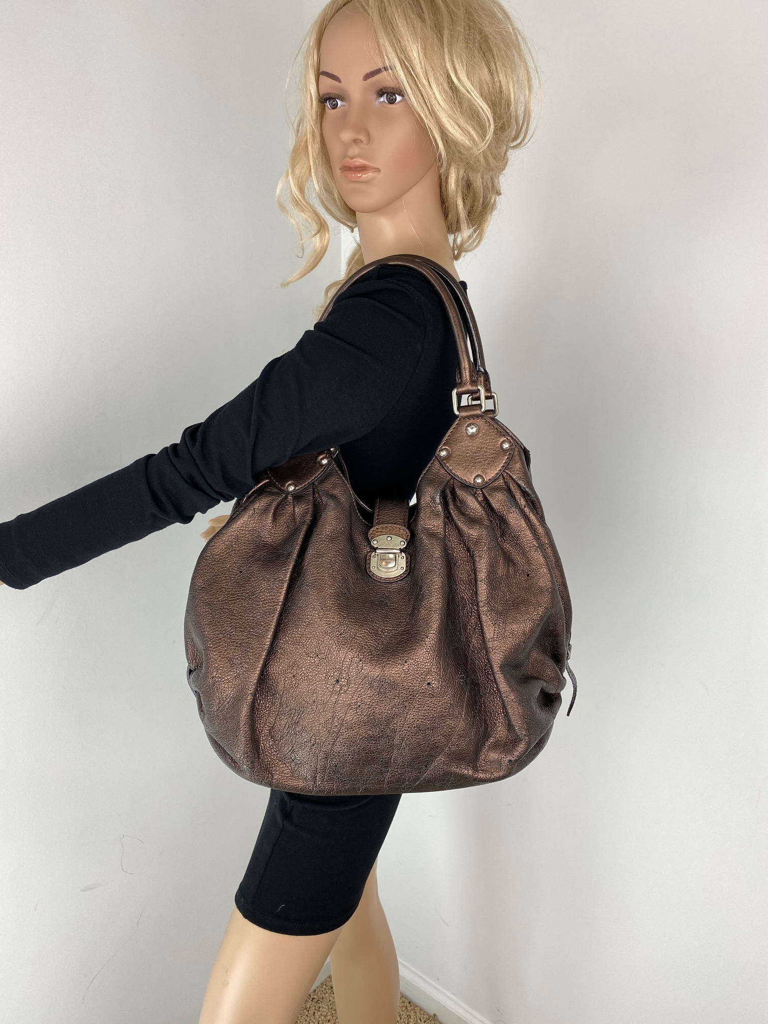 Louis Vuitton Large Mahina Metallic Bronze Leather Shoulder Bag pre owned - 7