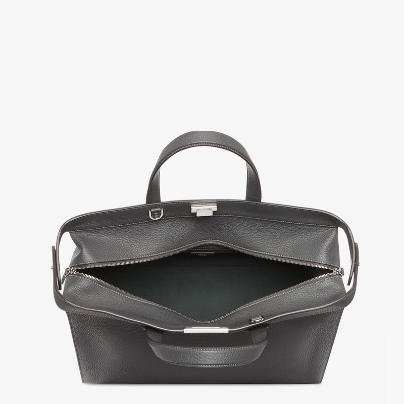 Peekaboo ISeeU Forty8 bag made of black Cuoio Romano leather. Roomy compartment with double-slider z 5