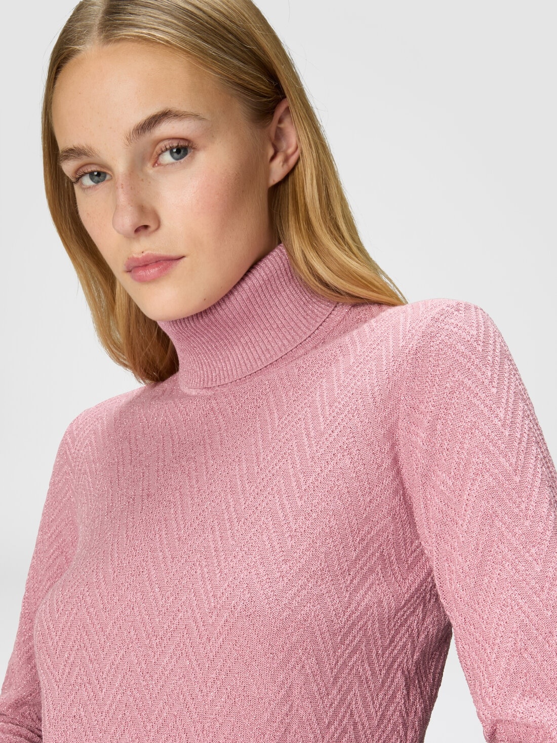 Long-sleeved turtleneck sweater with chevron pattern - 5