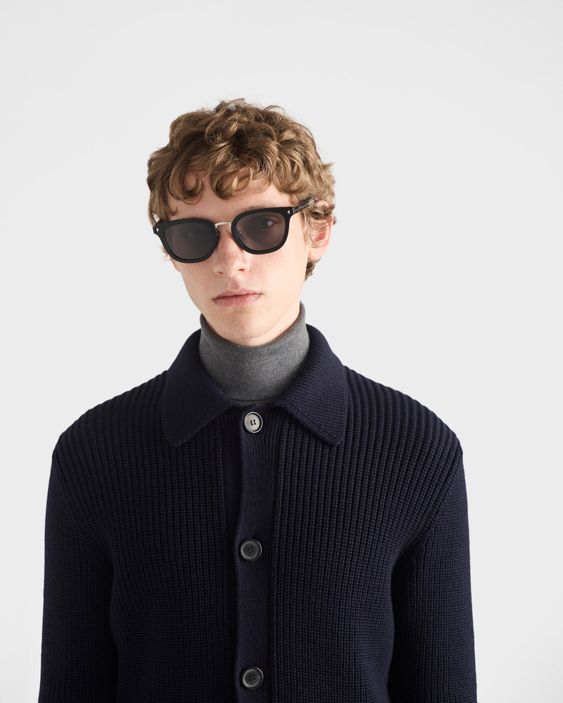 Sunglasses with the iconic metal plaque 6