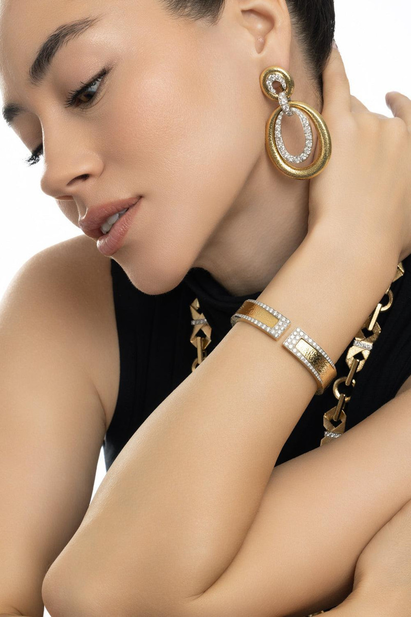 DAVID WEBB Slim Gap Cuff Bracelet outlook