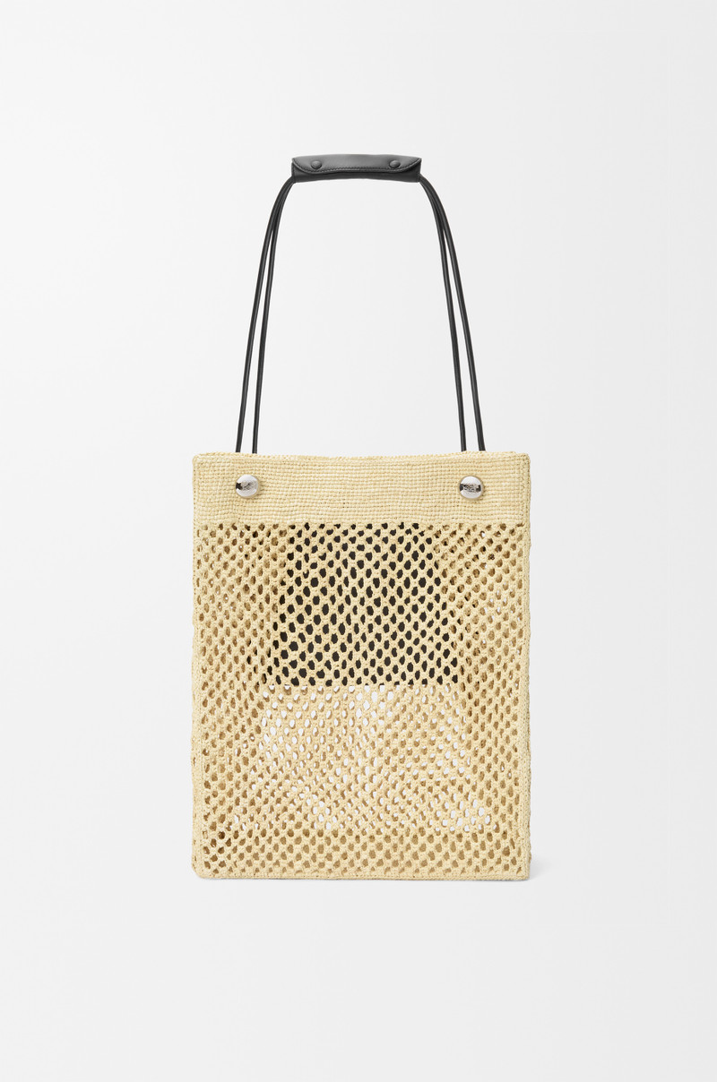 Pebble hobo in raffia 1