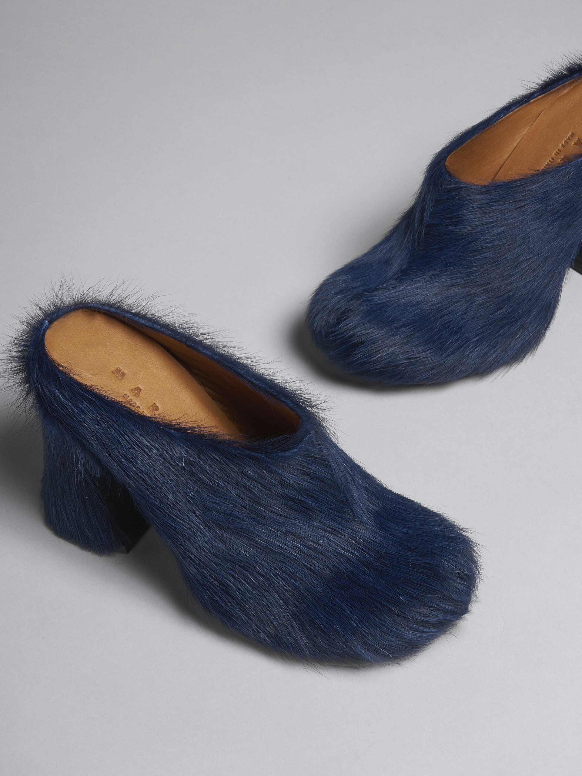 BLUE LONG HAIR CALFSKIN FUSSBETT CLOG - 5