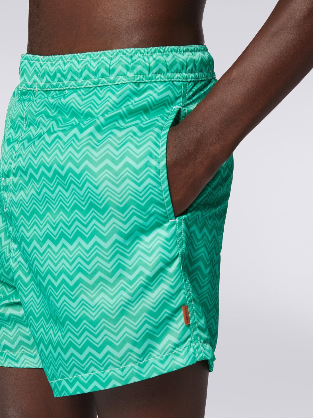 Tonal zigzag print swimming trunks - 5