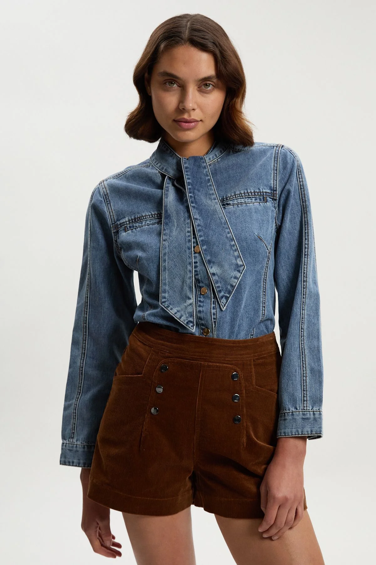 Stretch Cord Button Detail Short - 1