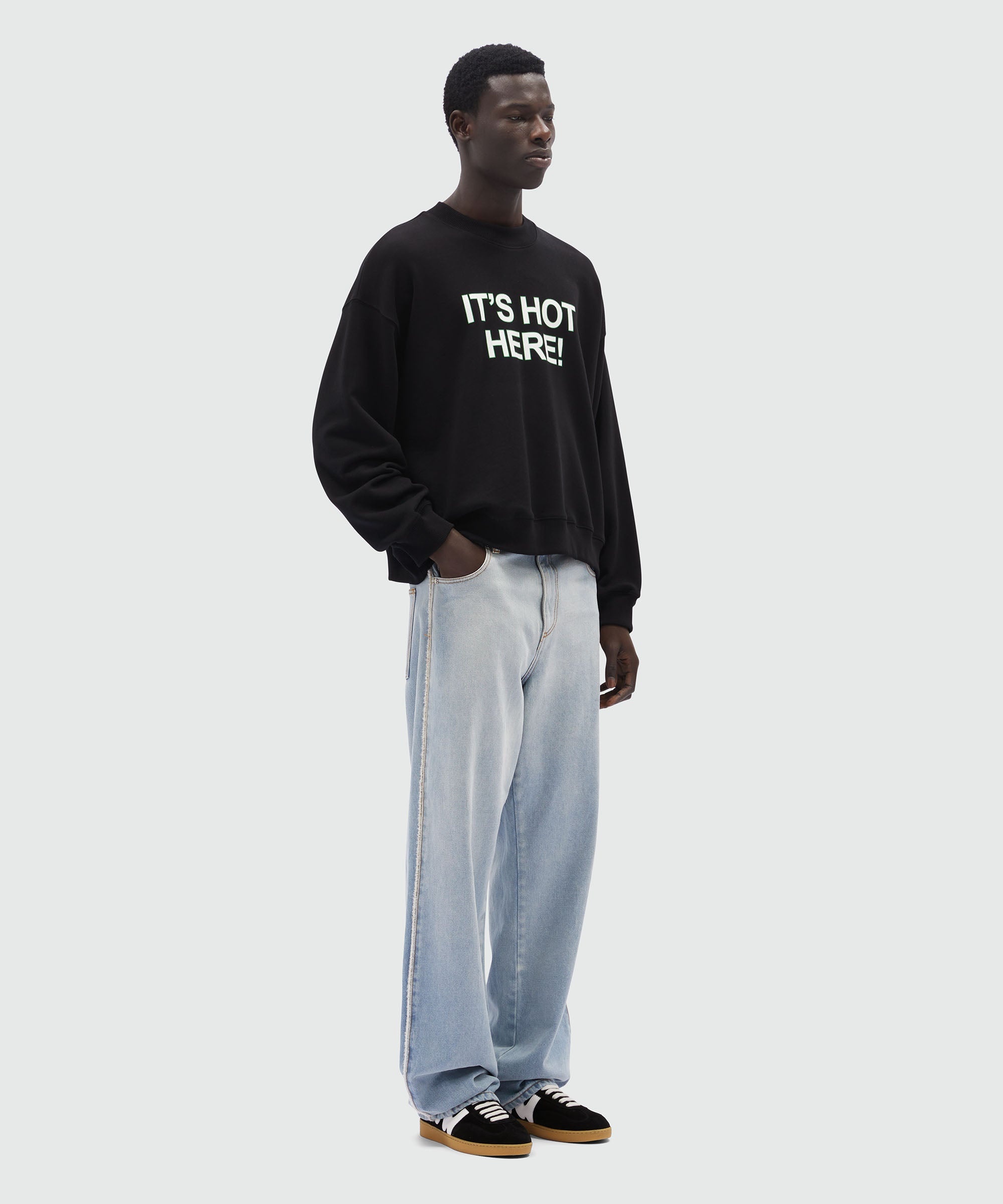Black organic cotton sweatshirt with quotes "IT'S HOT HERE!" - 4