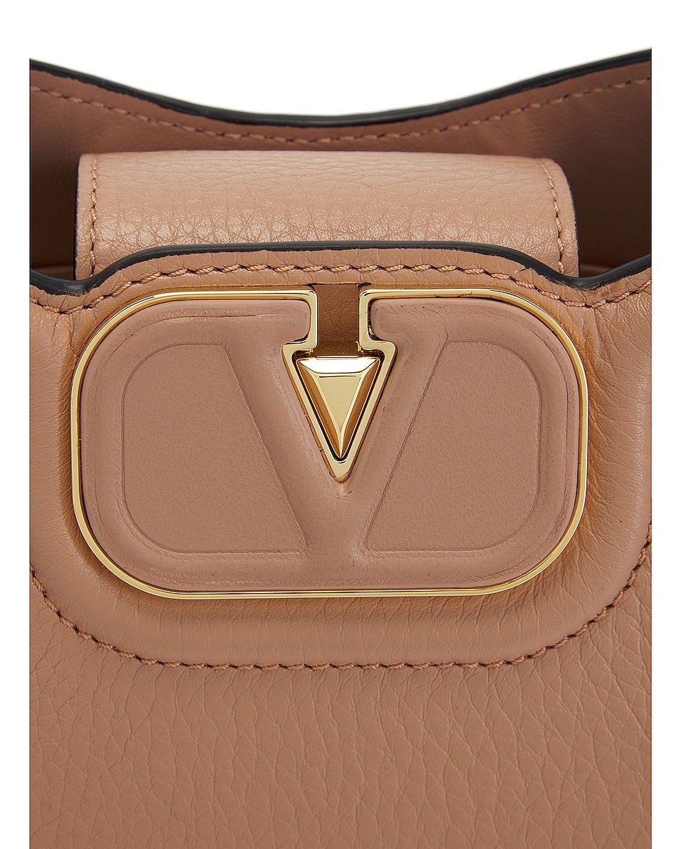 V Logo Shoulder Bag - 7