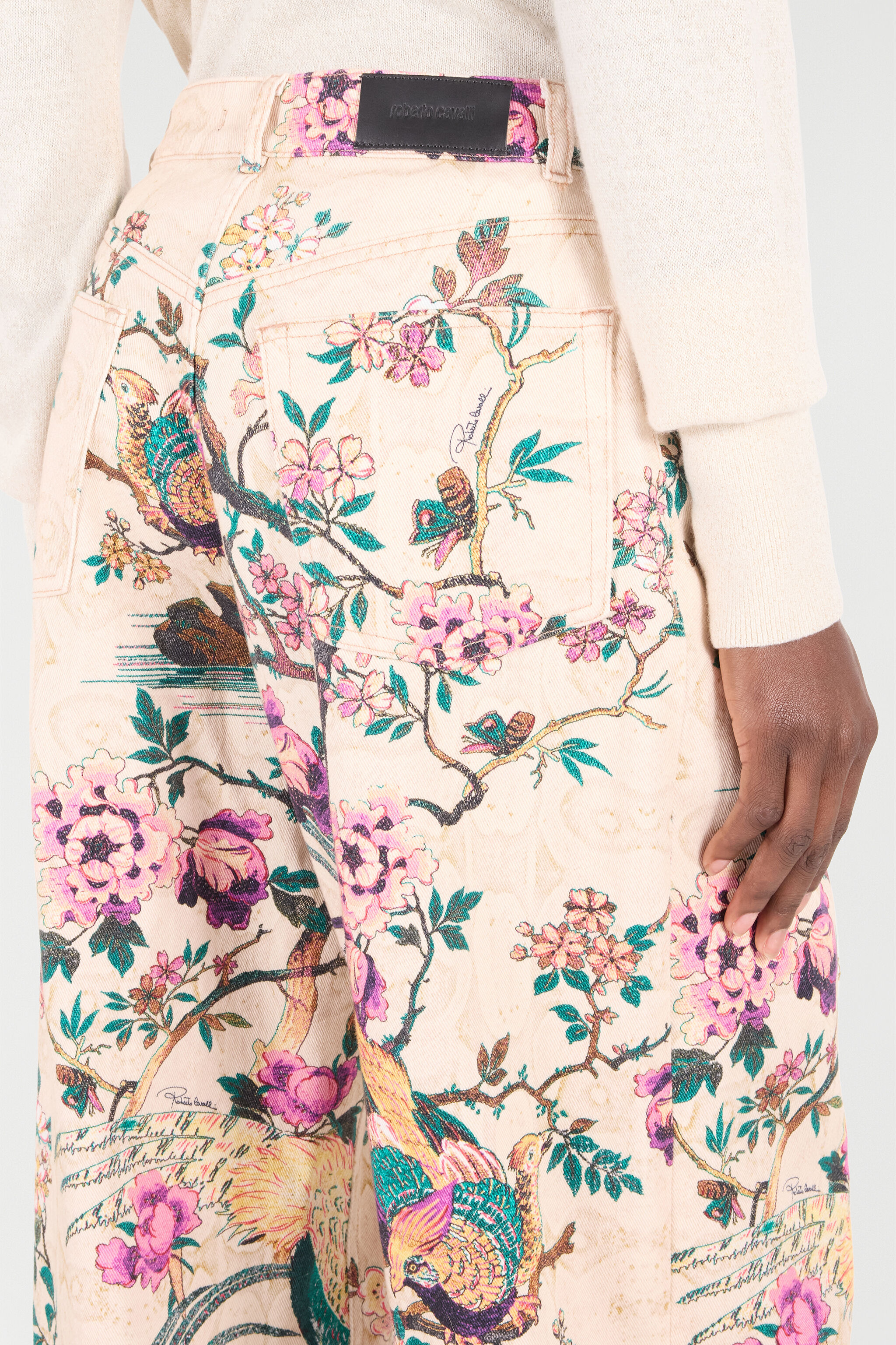 Jeans With Oriental Bird Print - 6