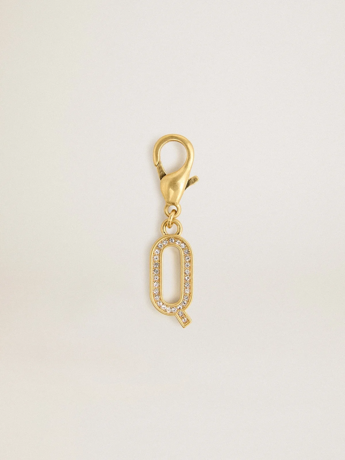 Letter Q charm in gold-colored brass with crystals - 1