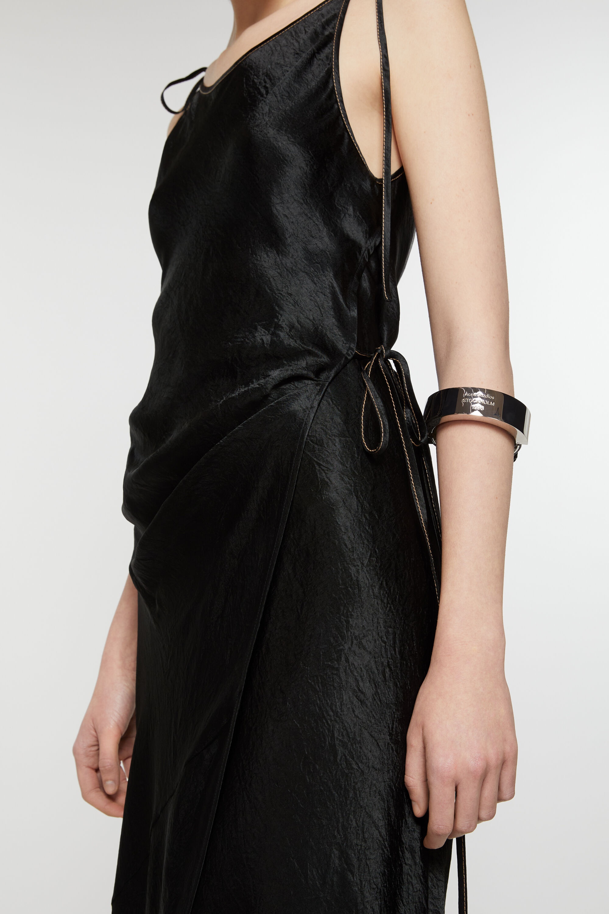 【関税込み】Acne Studios ブラック 長袖 ミディアムドレス 三越伊勢丹 | Acne Studios/アクネ ストゥディオズ_Women通販