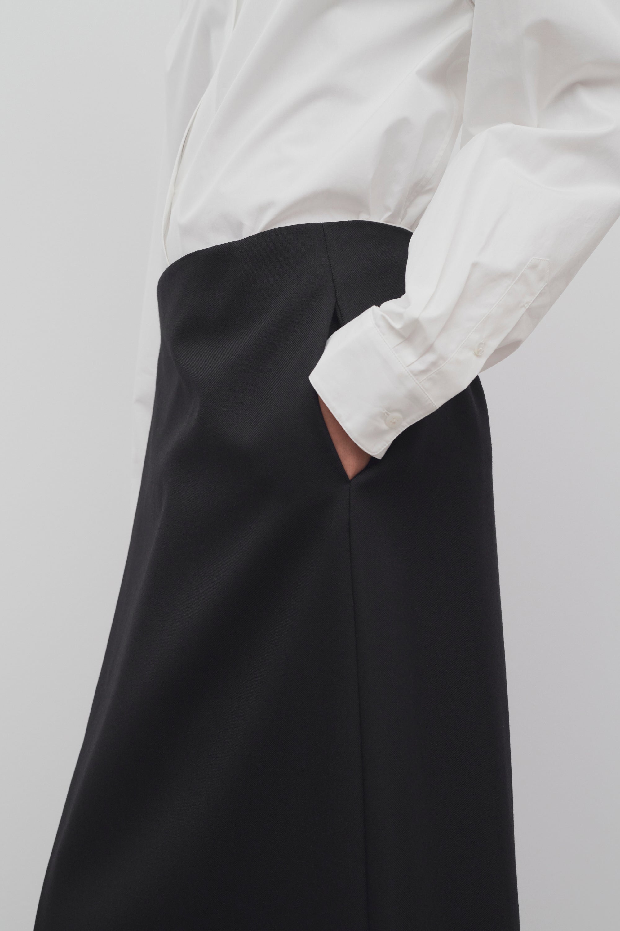 【送料&関税込】The Row Kavi Skirt The Row Kavi Skirt in Navy | FWRD