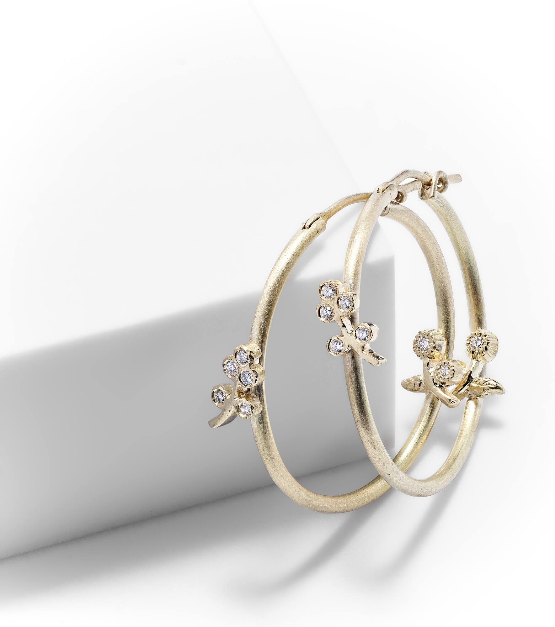 Lavender Medium 18kt gold hoop earrings with diamonds - 5
