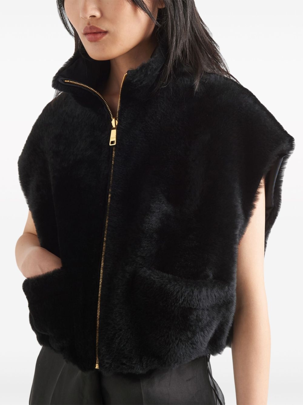 reversible shearling cropped vest - 4