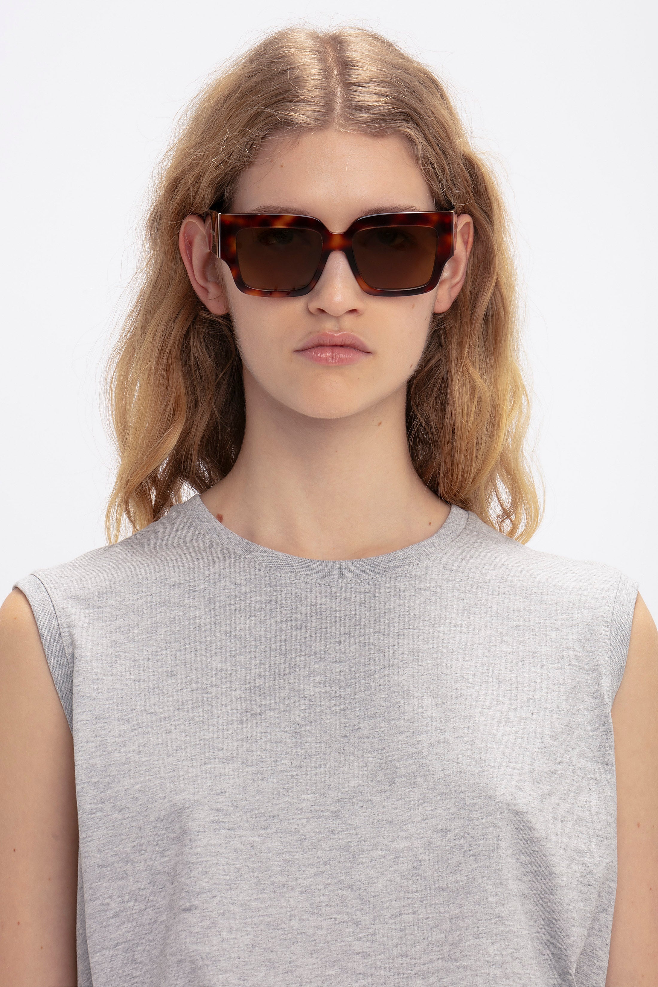 V Plaque Rectangular Frame Sunglasses In Tortoise - 3