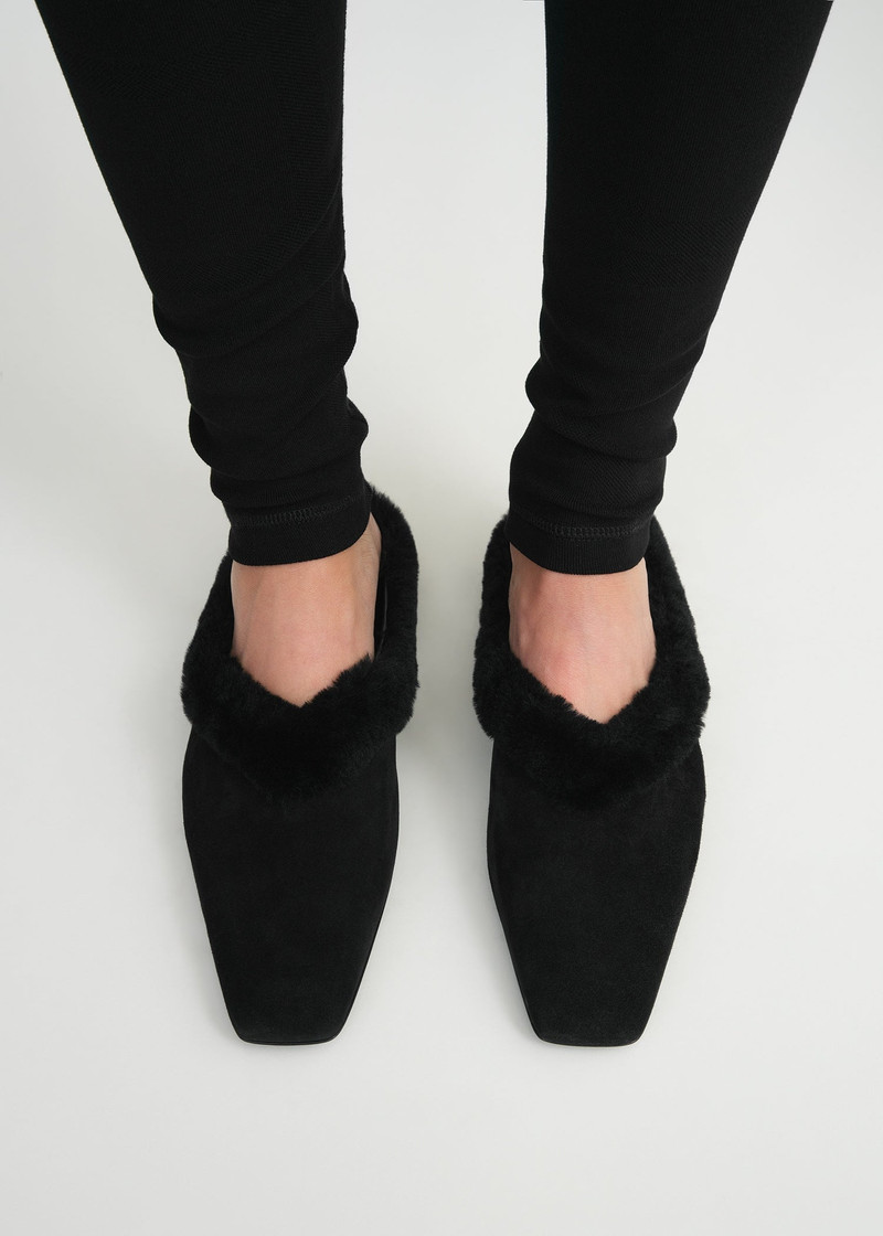 Totême Shearling-edge slippers black outlook