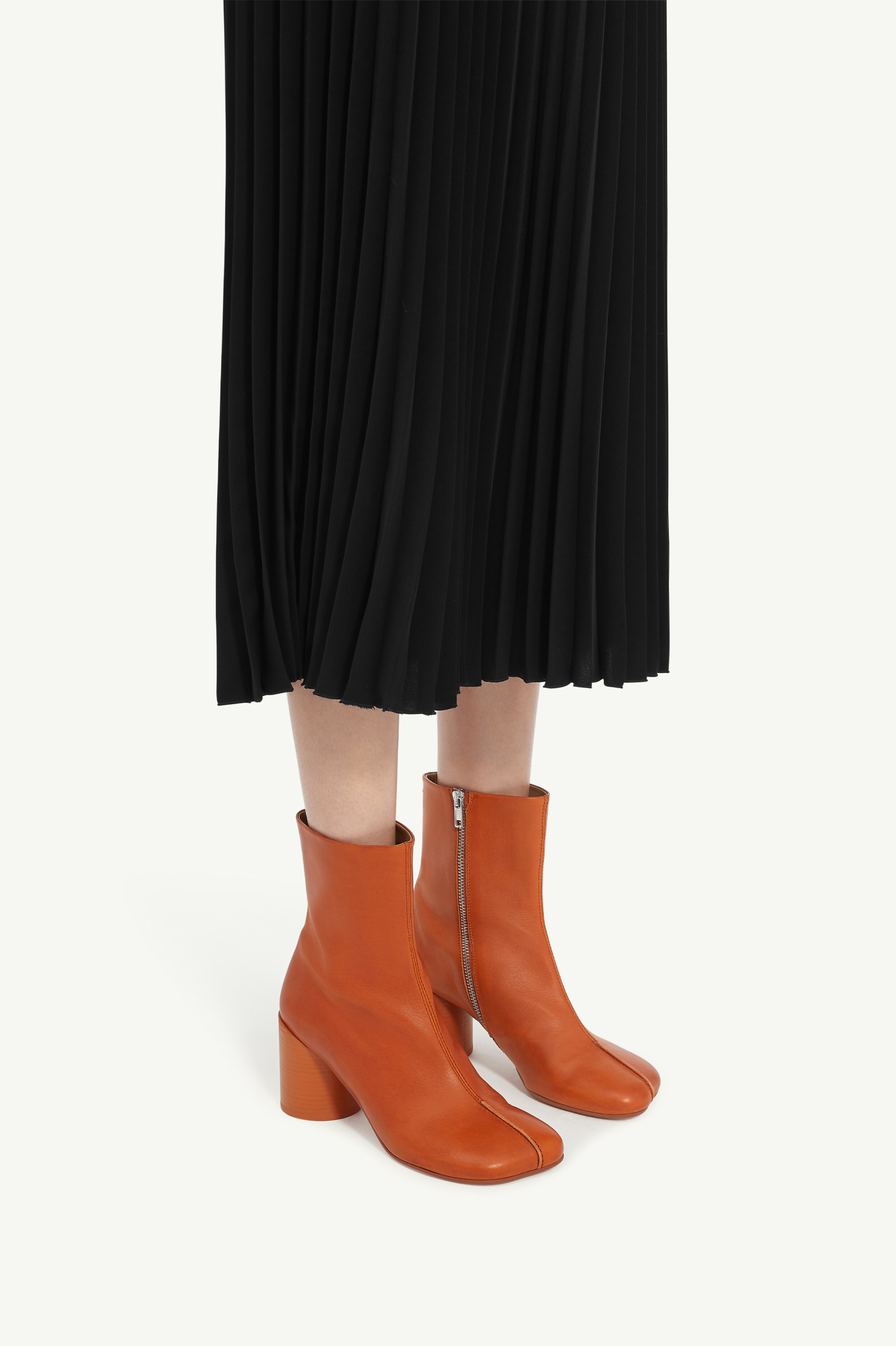 【関税＆送料込み】Mm6 Maison Margiela Stitch-Out Leather A MM6 Maison Margiela stitch-out Leather Ankle Boots | Black