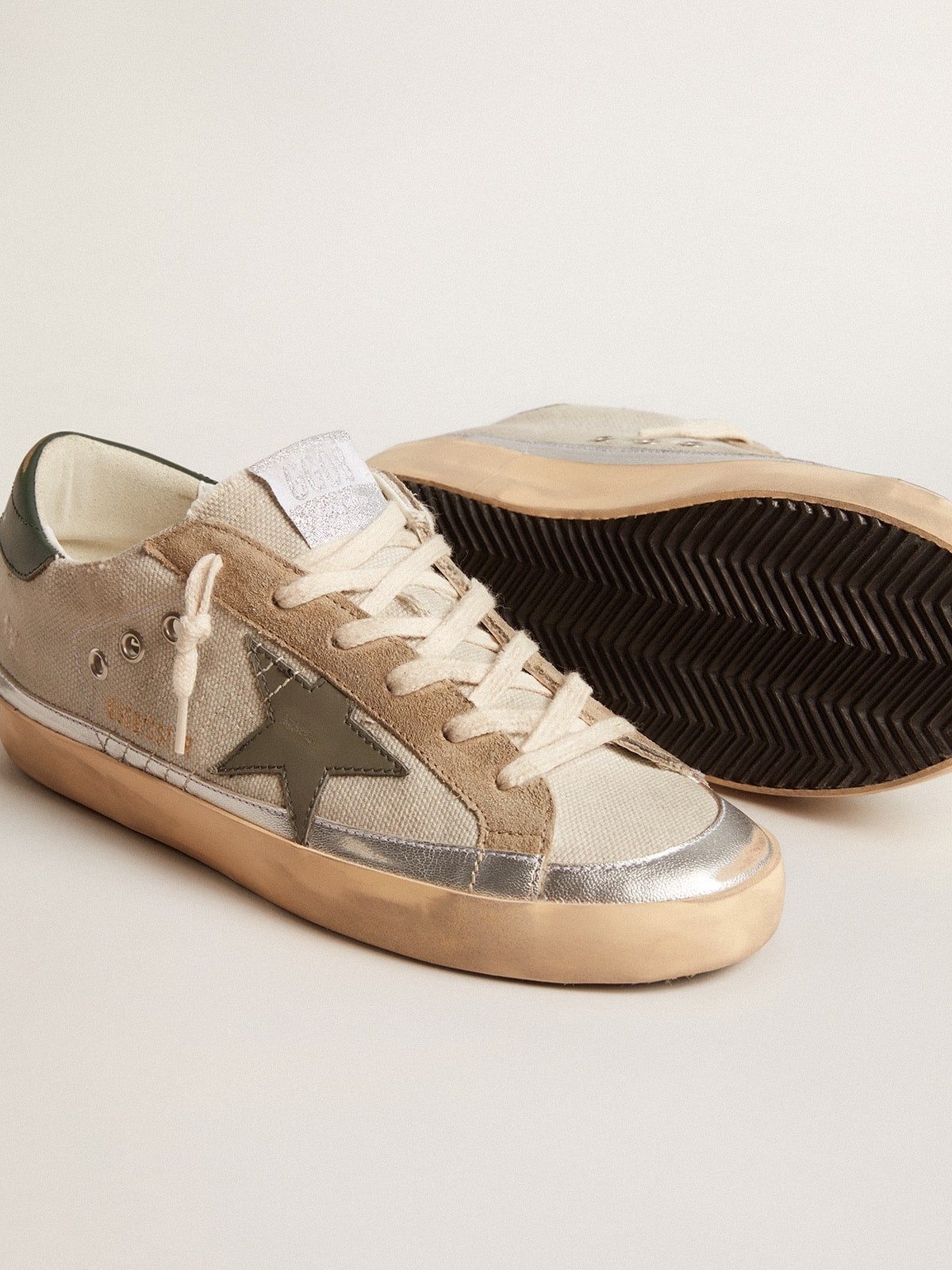 Super-Star in gray canvas with a green leather star and heel tab - 3