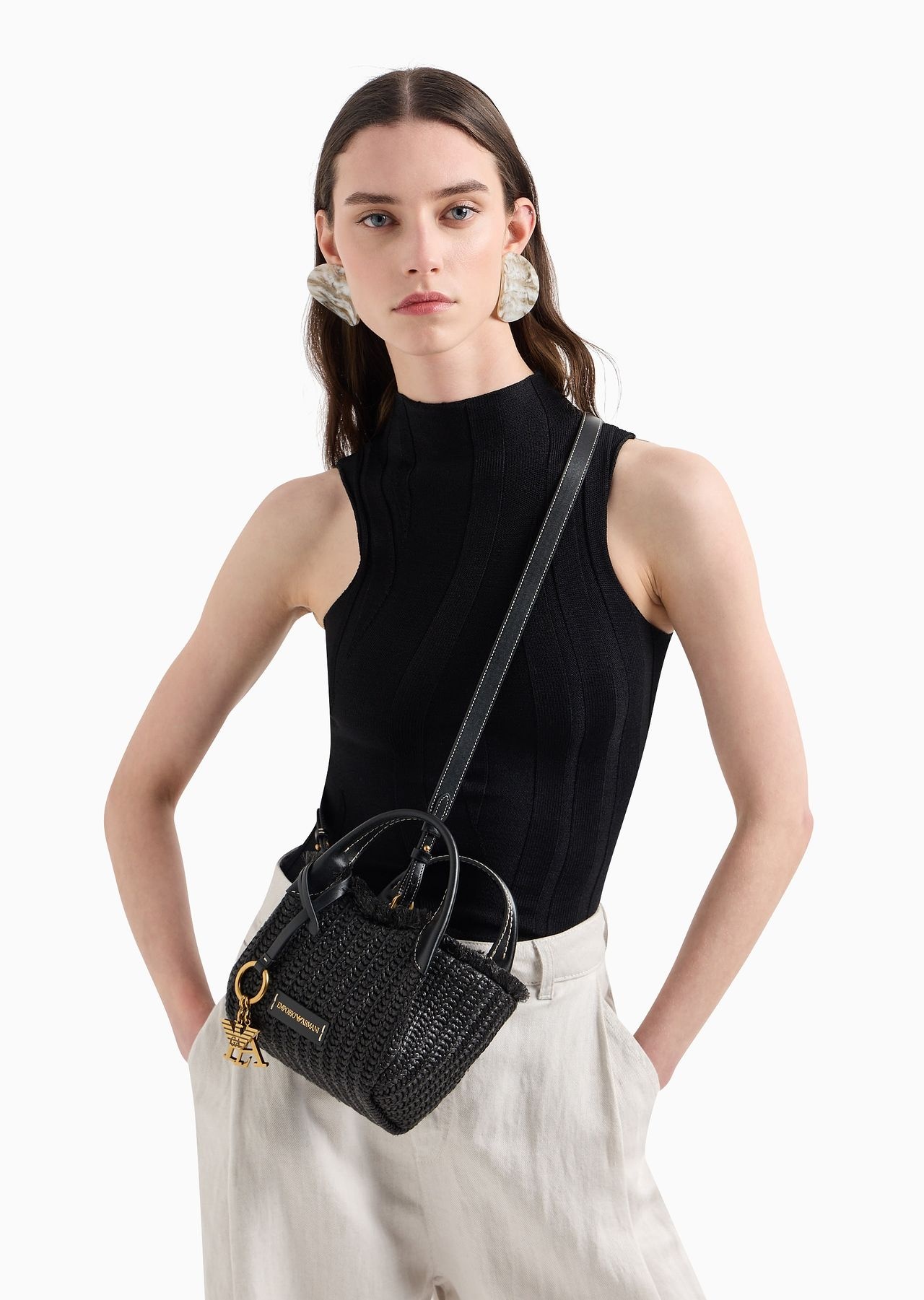 Woven straw handbag with logo charm - 7