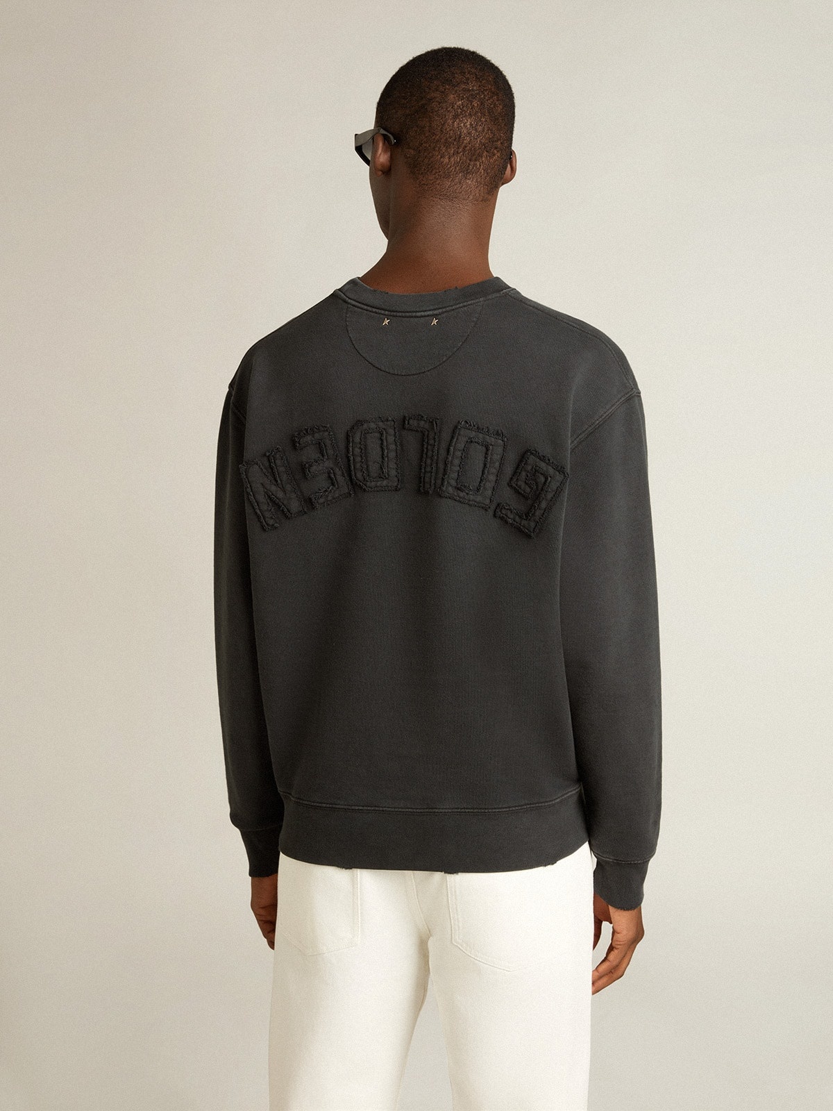 Sweatshirt in washed black with reverse logo on the back - Asian fit - 4