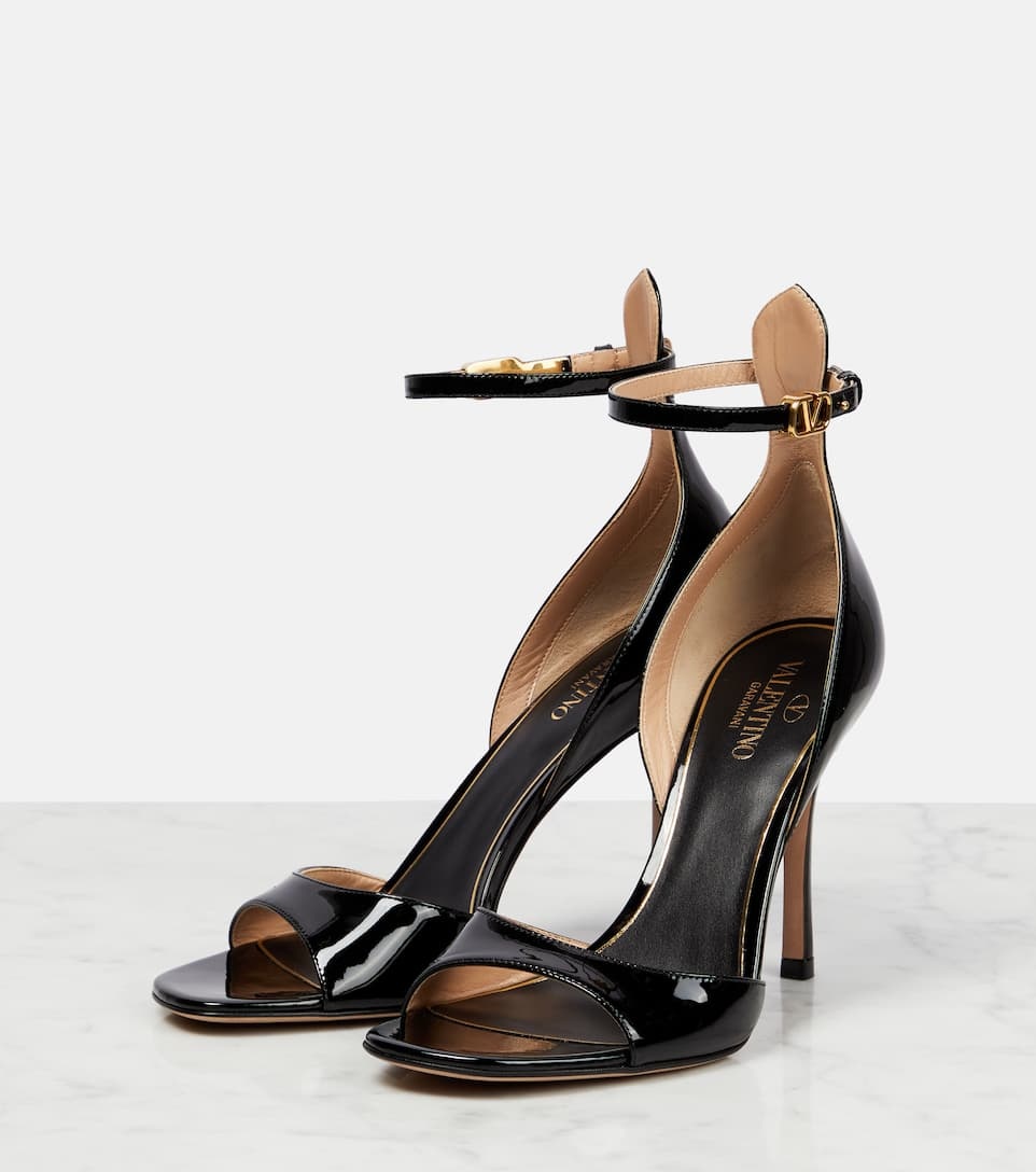 VLogo patent leather sandals - 5