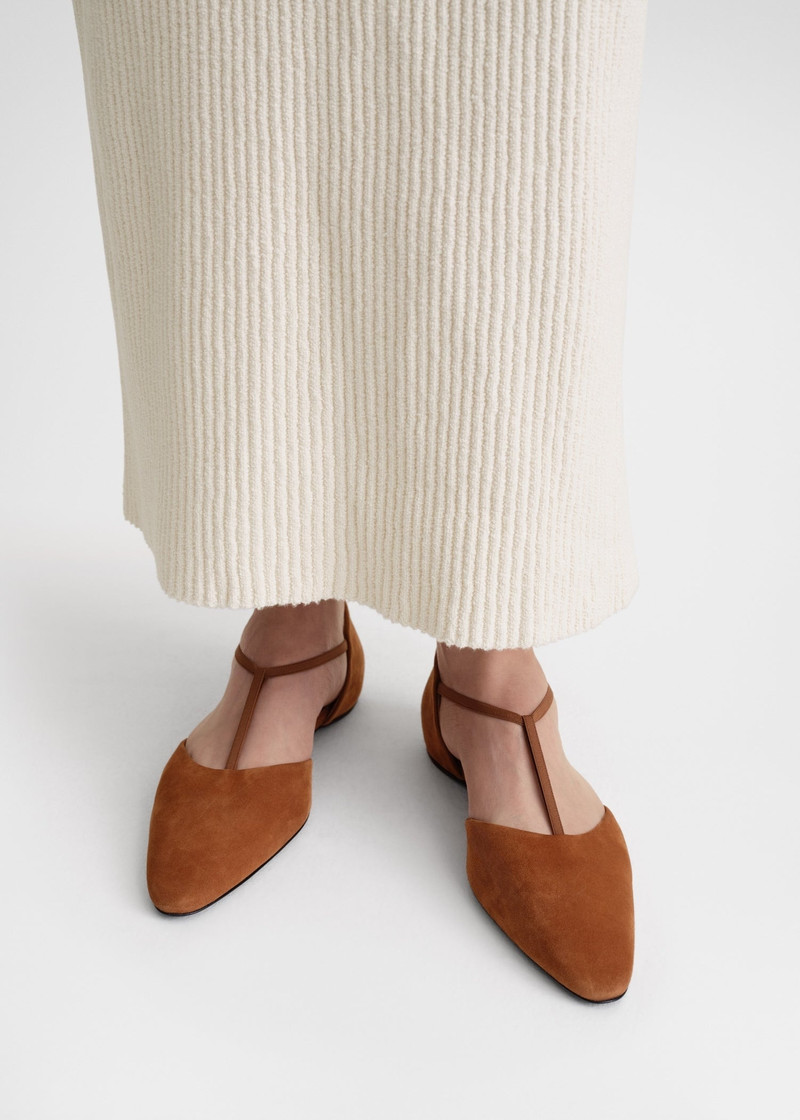 Totême The T-Strap Flat tan outlook