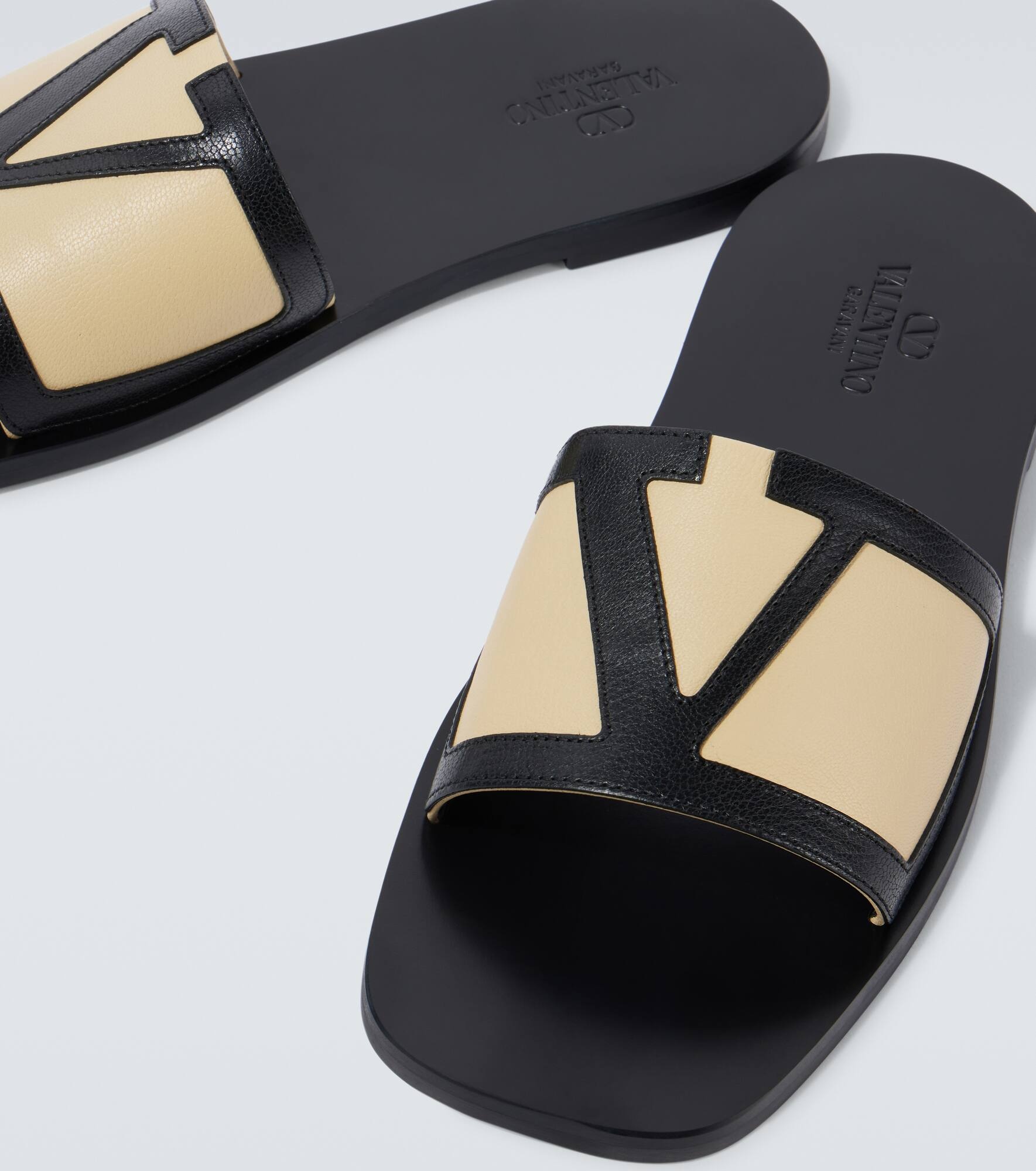 VLogo leather slides - 3