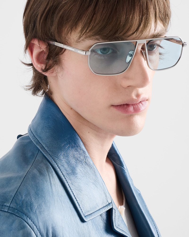 Sunglasses with the iconic metal plaque 6