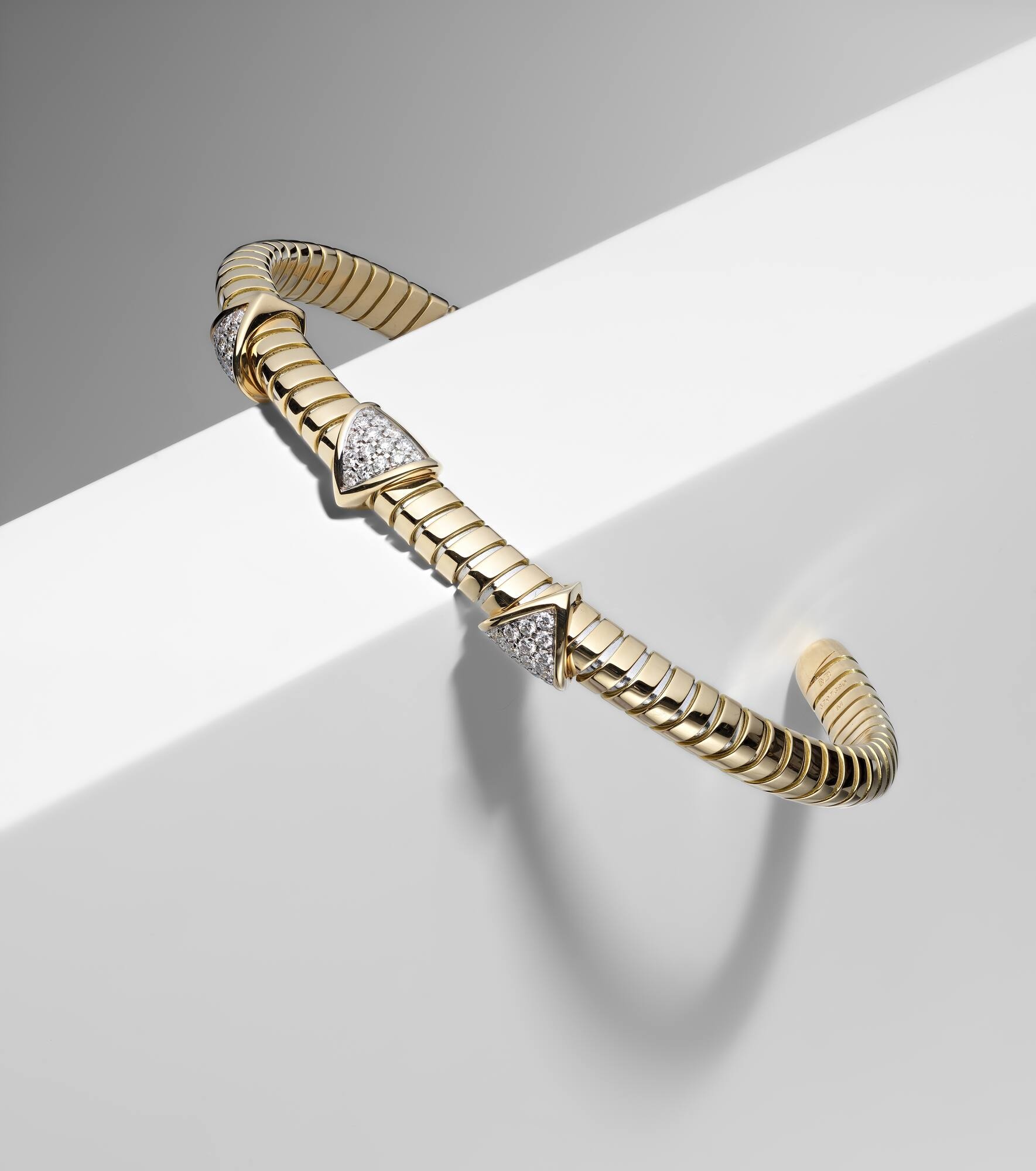 Trisolina 3 Station 18kt gold cuff bracelet with diamonds - 5