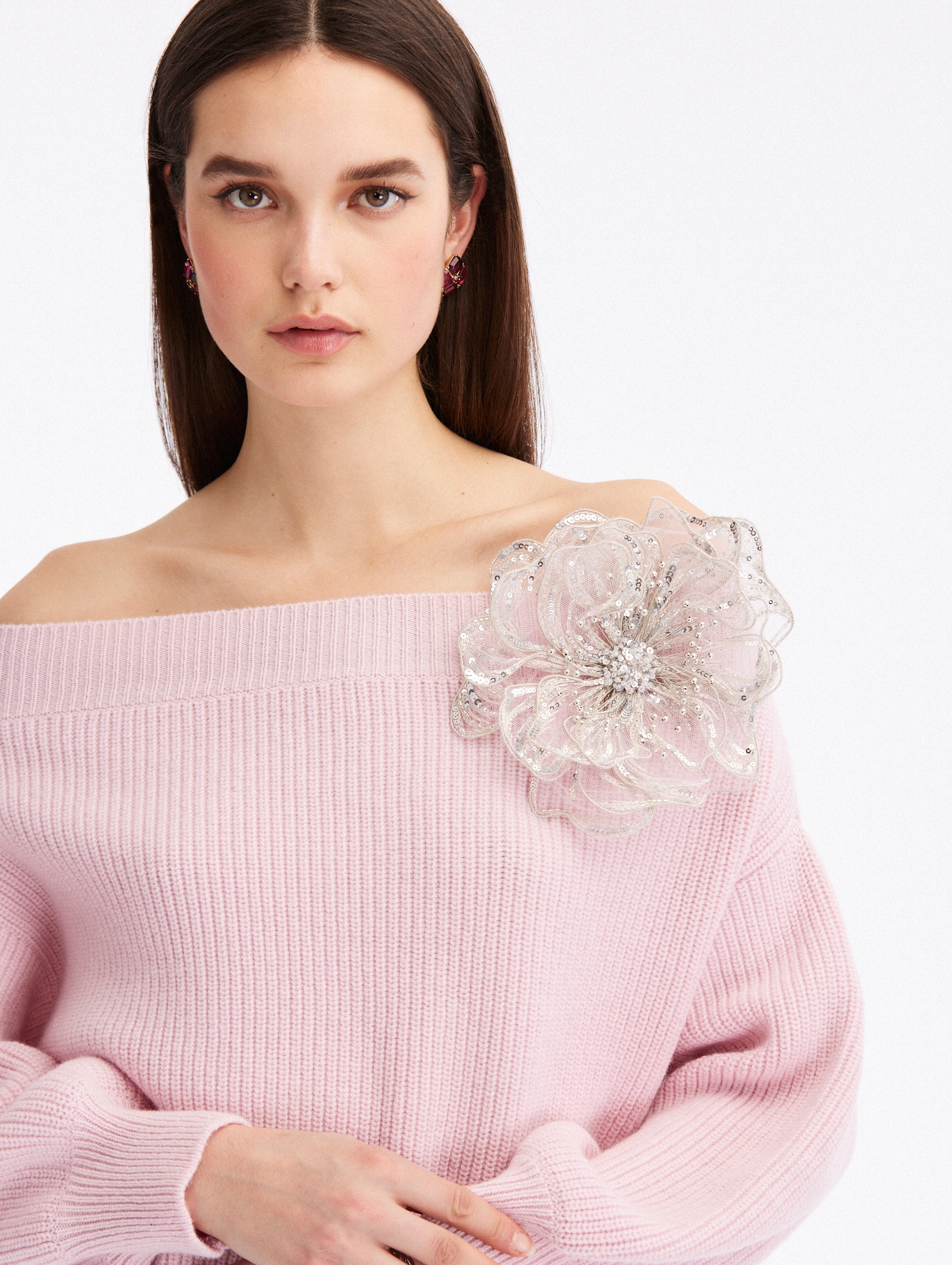 OFF SHOULDER FLORAL APPLIQUÉ PULLOVER - 4