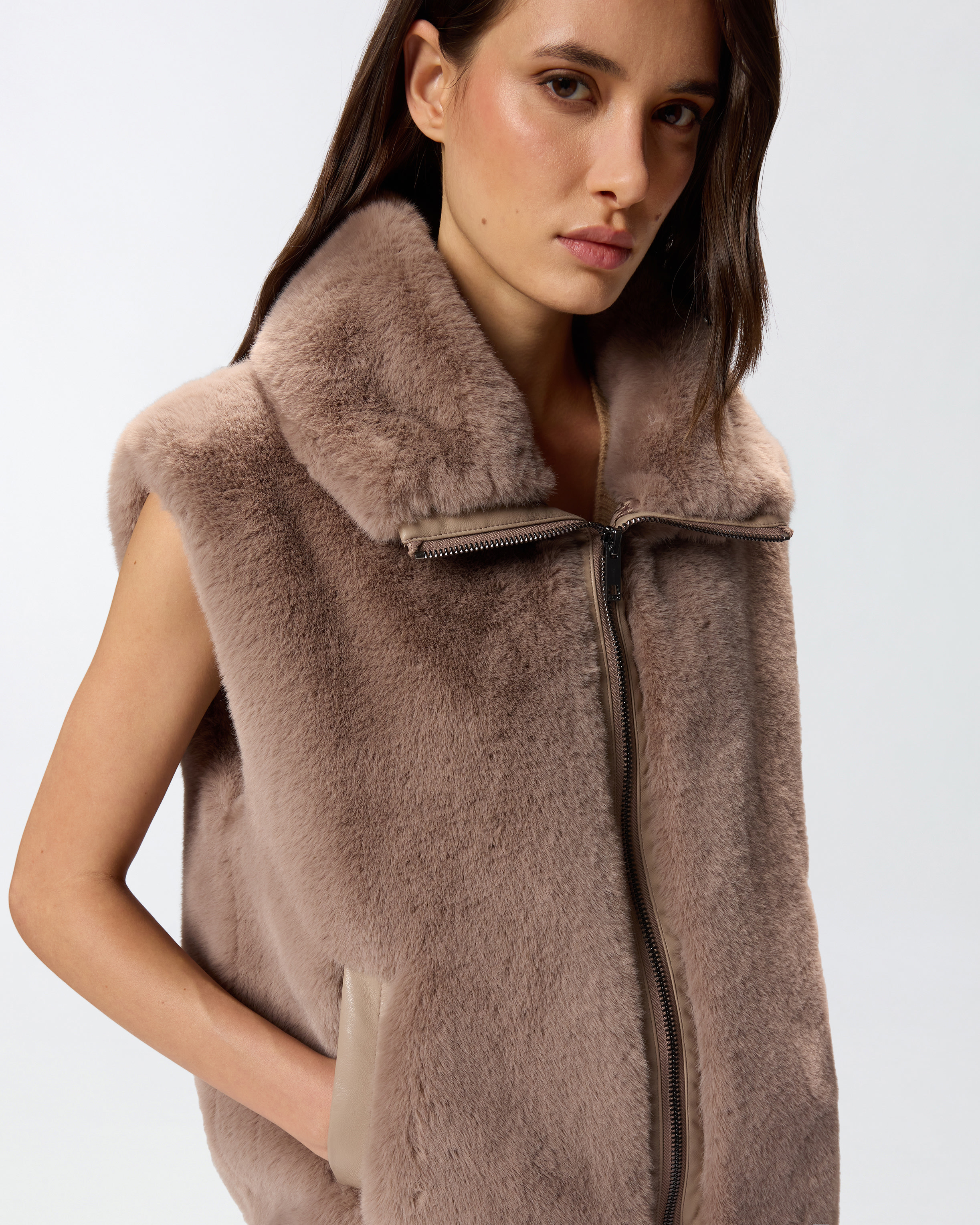 FAUX FUR GILET WITH ZIP - 5