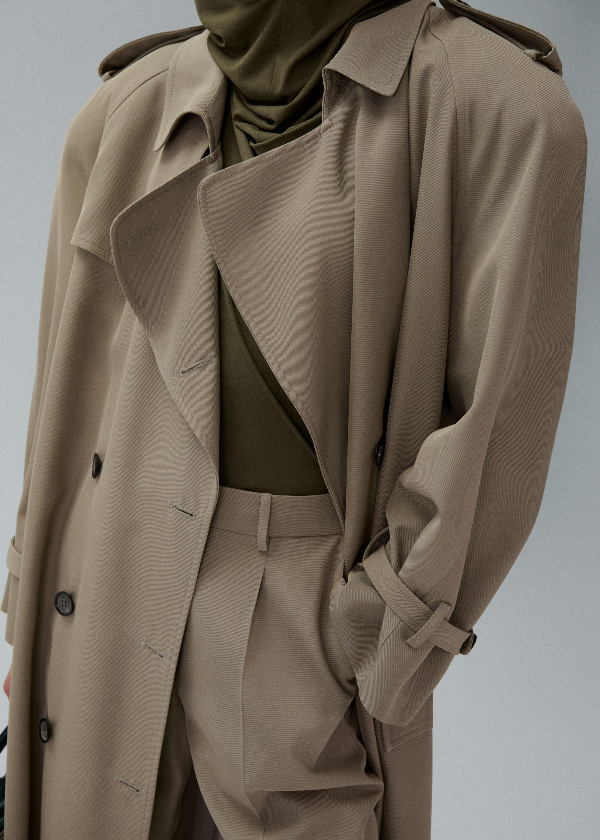 Relaxed silk trousers in khaki - 5