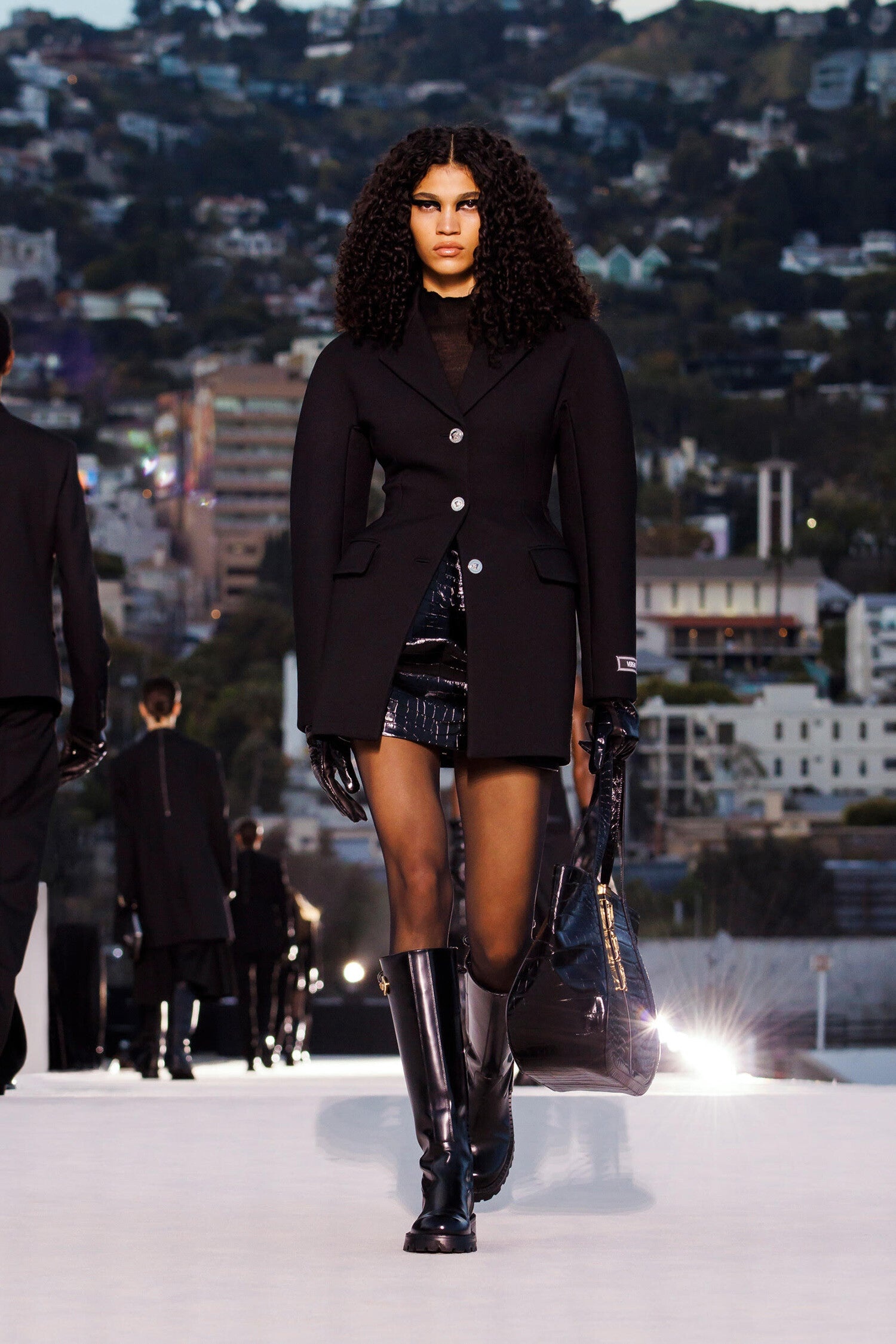 【関税&送料込】Versace Crocodile-Effect Shiny Leather Minis Versace crocodile-effect Leather Miniskirt | Black | FARFETCH