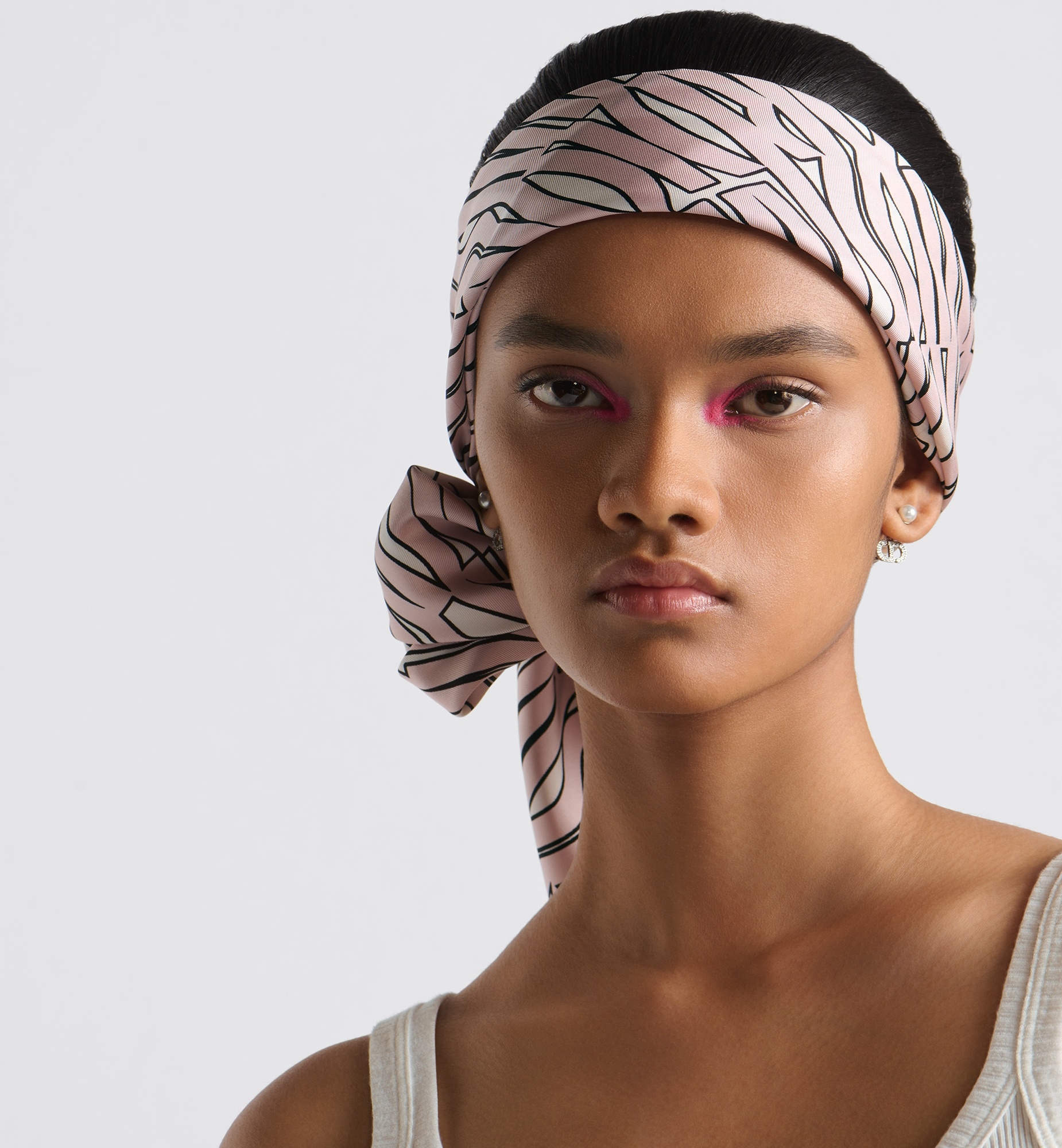 【おしゃれ♪】Dior Miss Dior Allover 90 スクエアスカーフ Dior Miss Dior Allover 90 Square Scarf | dior | REVERSIBLE