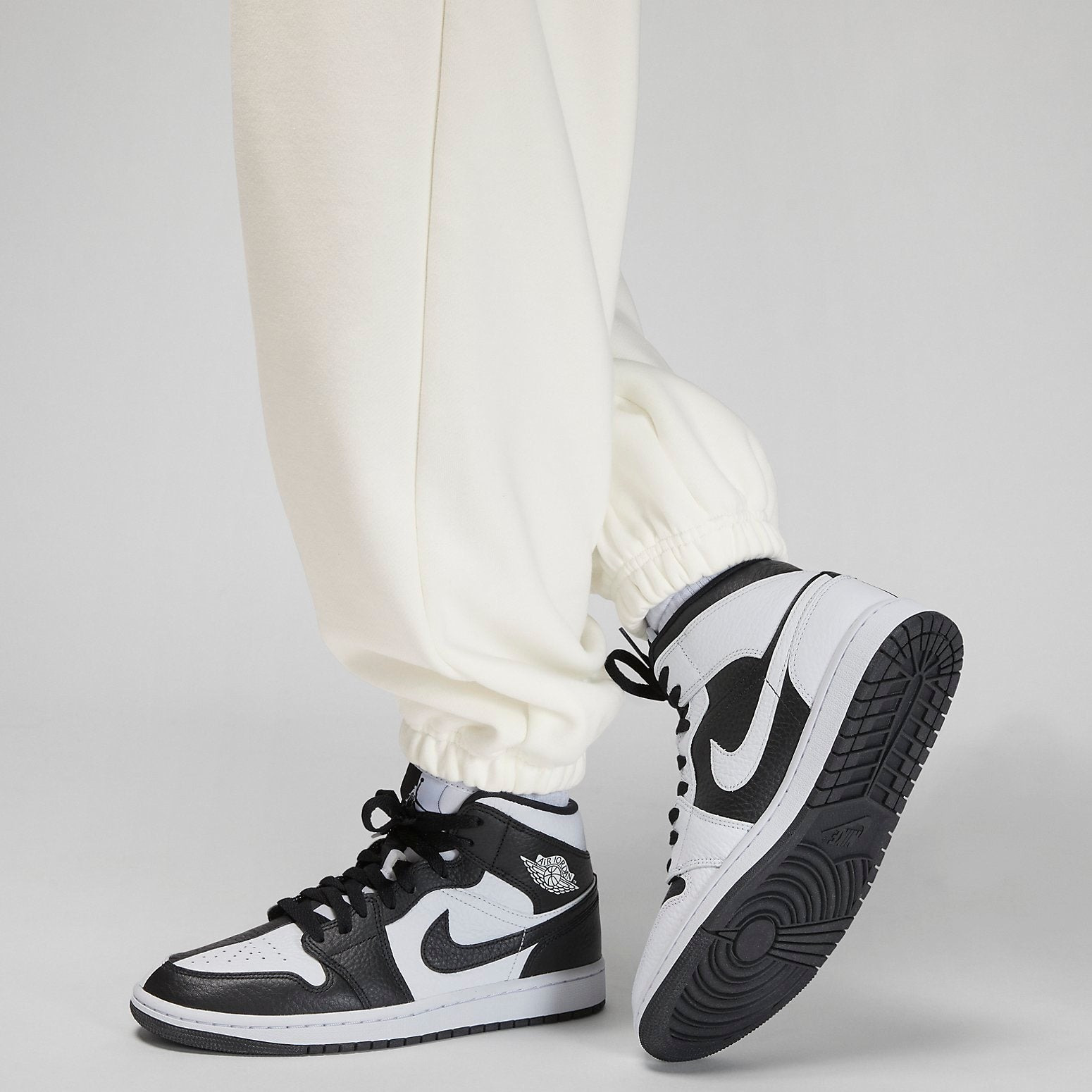 (WMNS) Air Jordan Flight Fleece Trousers 'White' FB5114-133 - 4