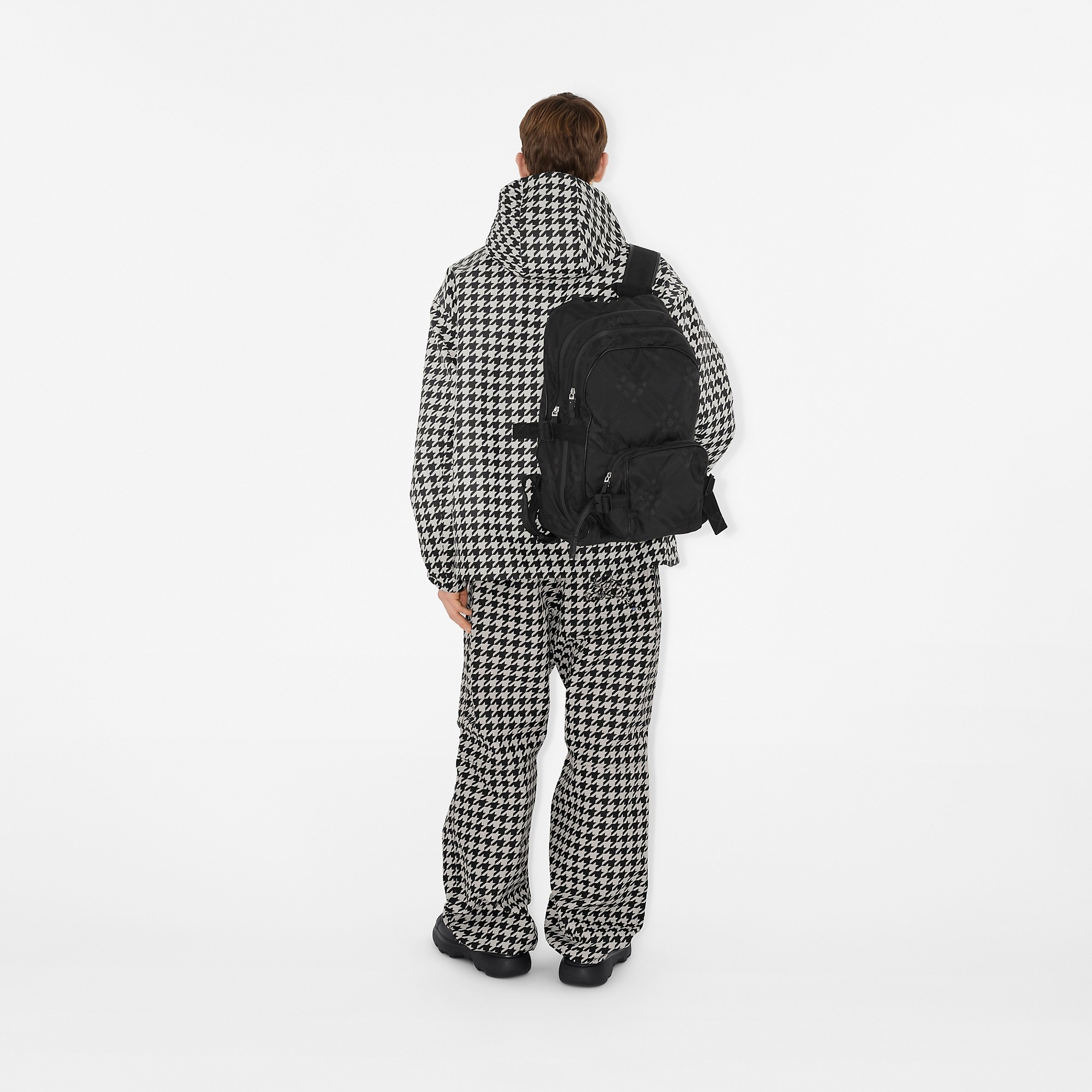 【関税込み】Burberry ロゴ CHECK JACQUARD BACKPACK bur0155103_blk_00.jpg?sw=1455&