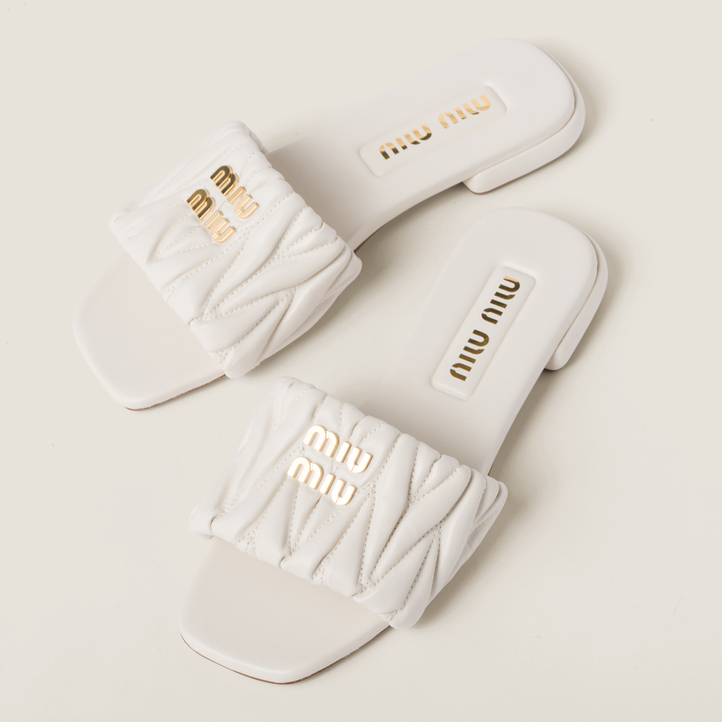 【関税無・国内発】 MIU MIU / Matelasse Nappa Leather Slides Miu Miu Matelassé nappa leather slides | REVERSIBLE